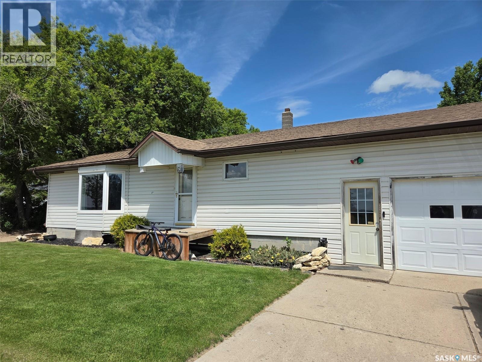 60 Railway Avenue, Redvers, Saskatchewan  S0C 2H0 - Photo 2 - SK041224