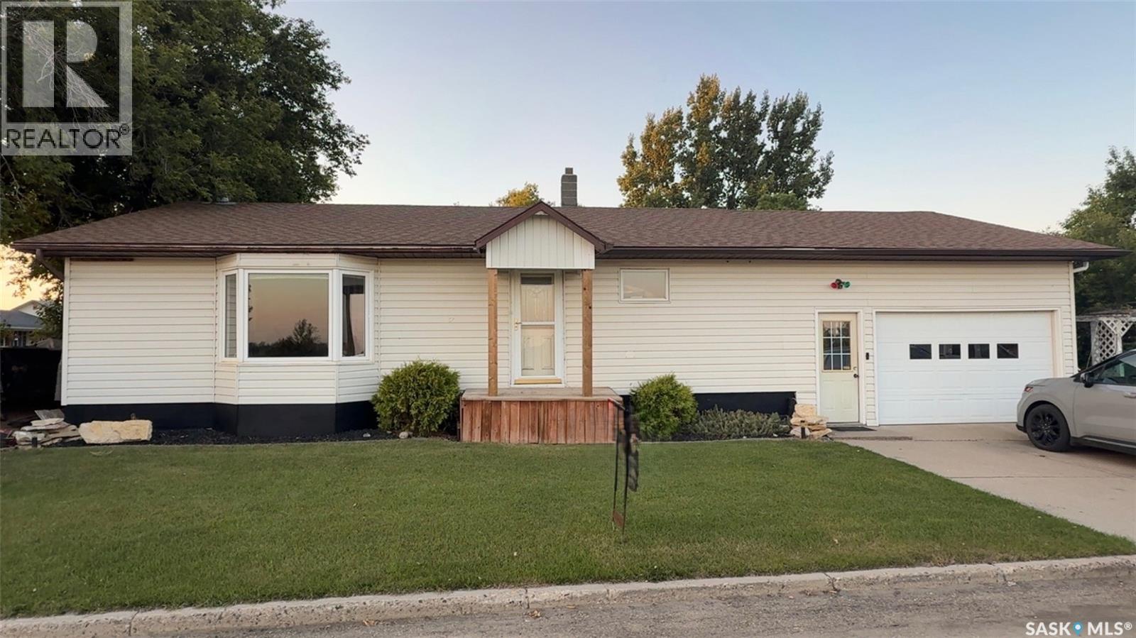 60 Railway Avenue, Redvers, Saskatchewan  S0C 2H0 - Photo 1 - SK041224