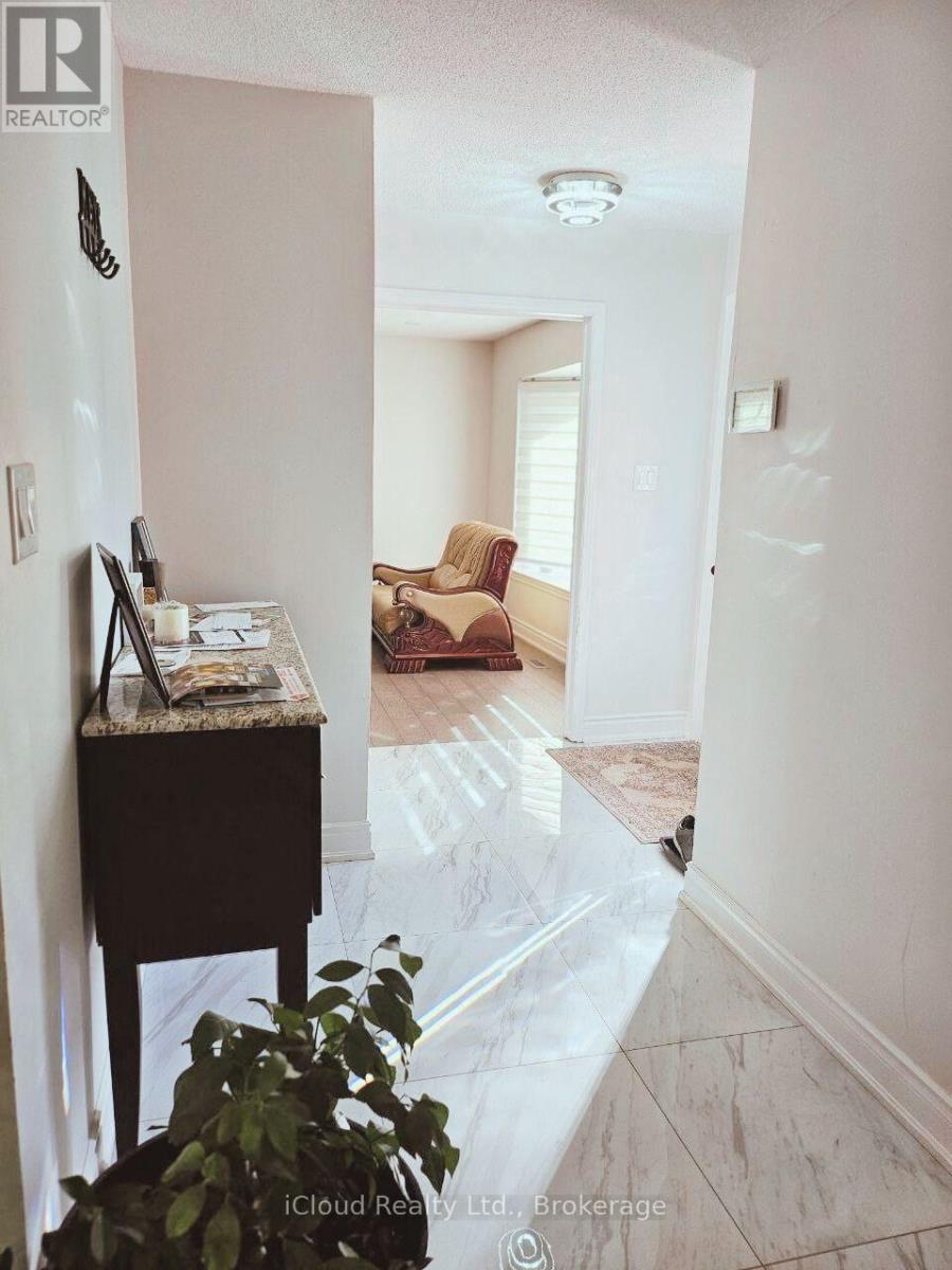 Upper - 61 Hull Street, Mississauga, Ontario  L4T 1C9 - Photo 4 - W13699794