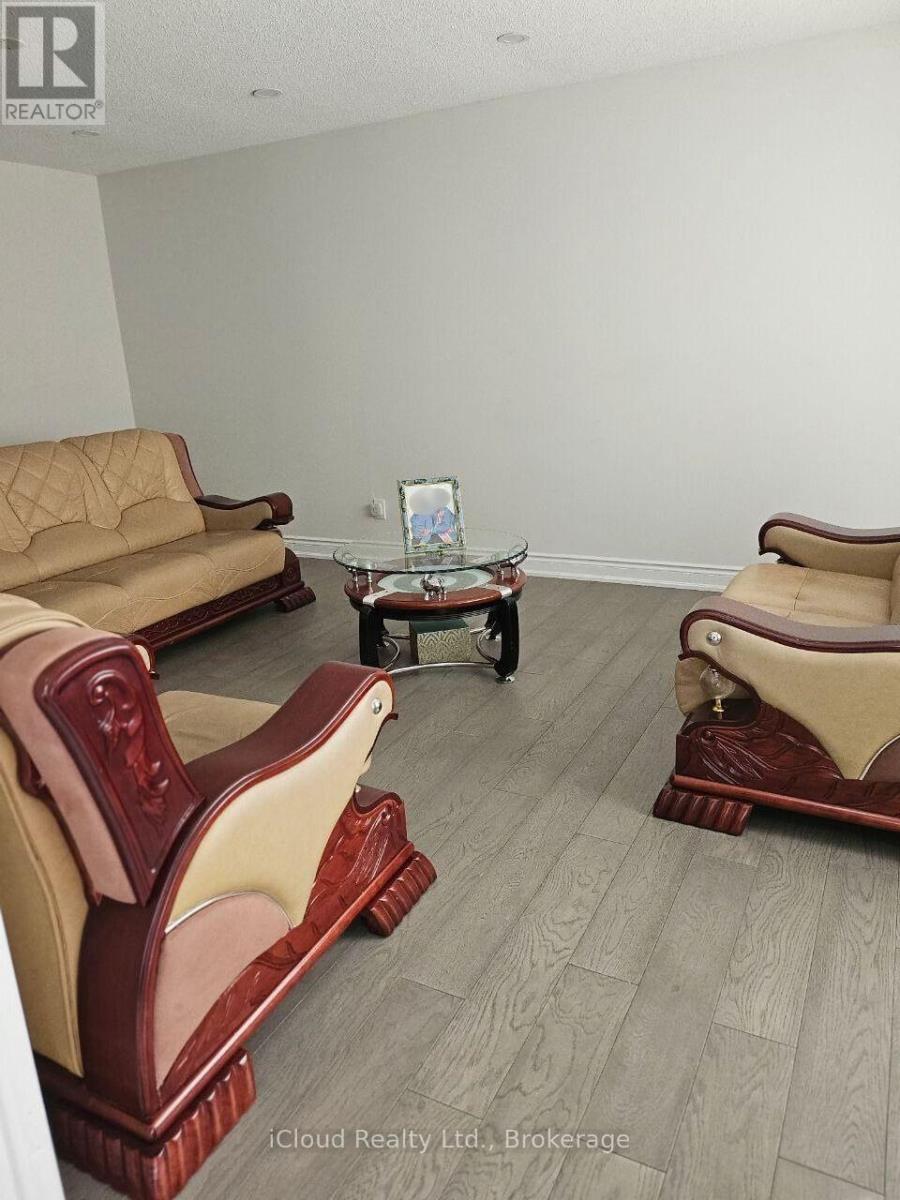 Upper - 61 Hull Street, Mississauga, Ontario  L4T 1C9 - Photo 5 - W13699794