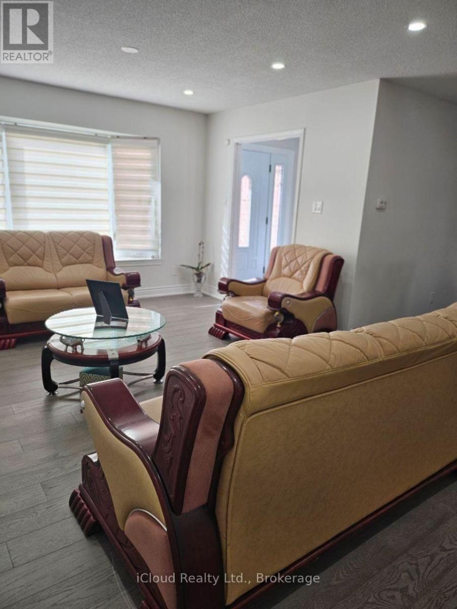 Upper - 61 Hull Street, Mississauga, Ontario  L4T 1C9 - Photo 7 - W13699794