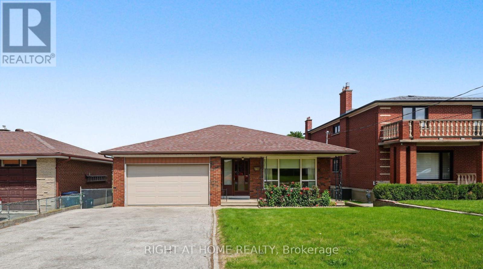 <div class="slider-price">$999,000</div><p>84 Raven Road, Toronto, Ontario</p>