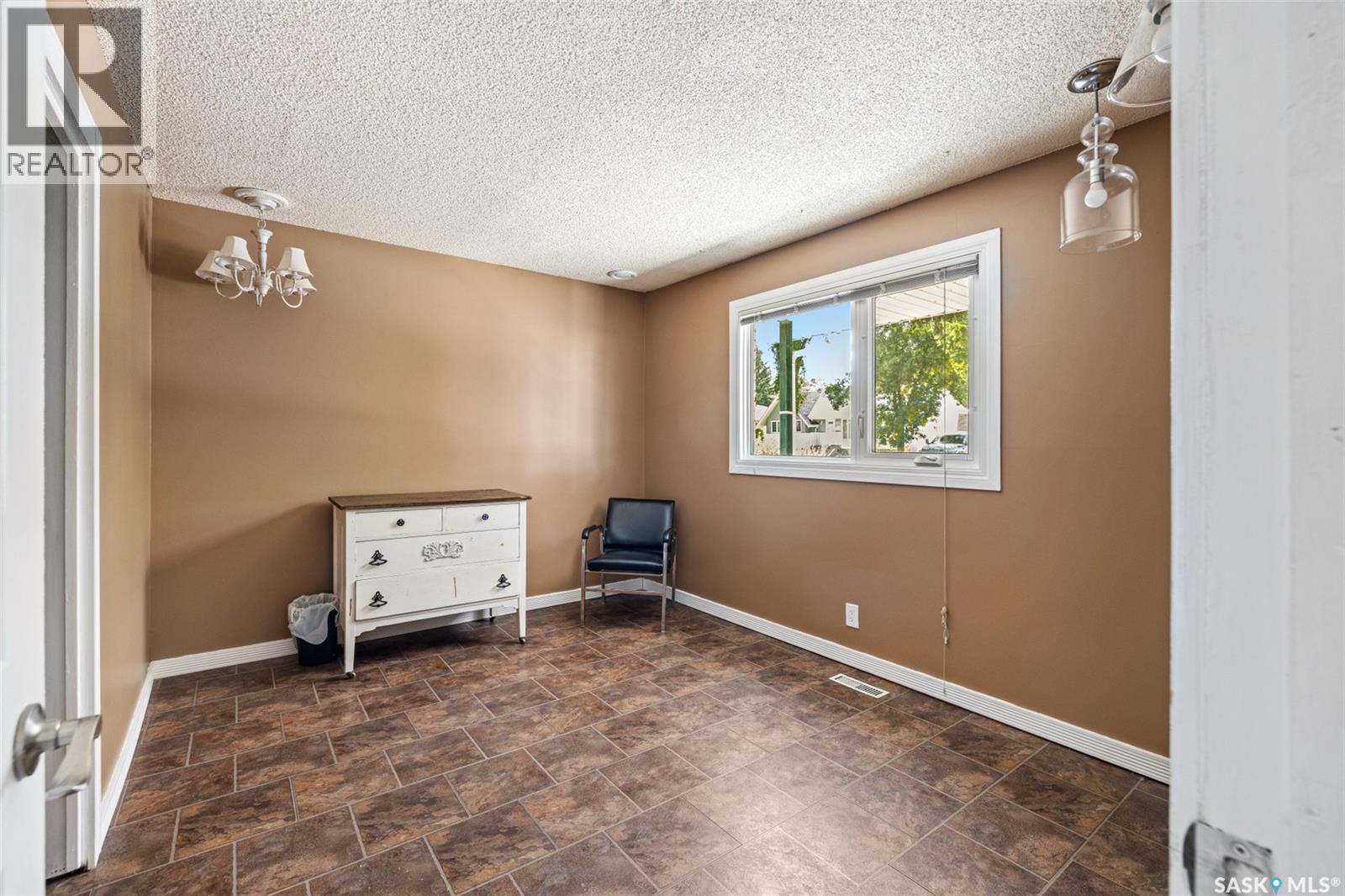 305 Hanley Crescent, Regina, Saskatchewan  S4R 5A9 - Photo 7 - SK046152