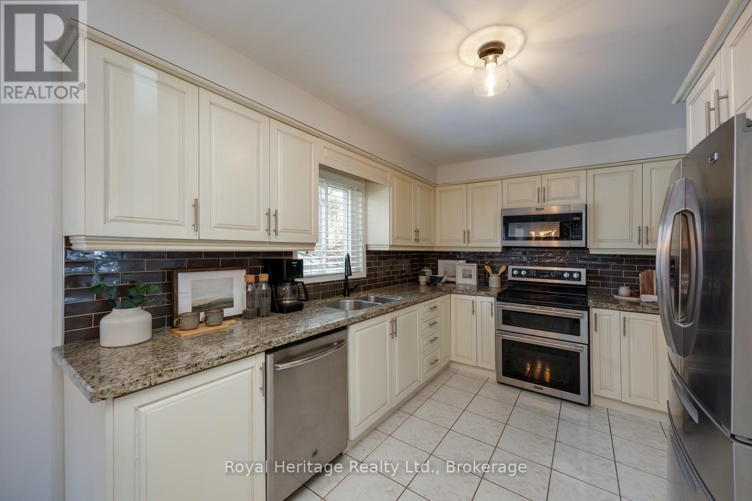 16 Donald Wilson Street, Whitby, Ontario  L1R 2H5 - Photo 12 - E13700070