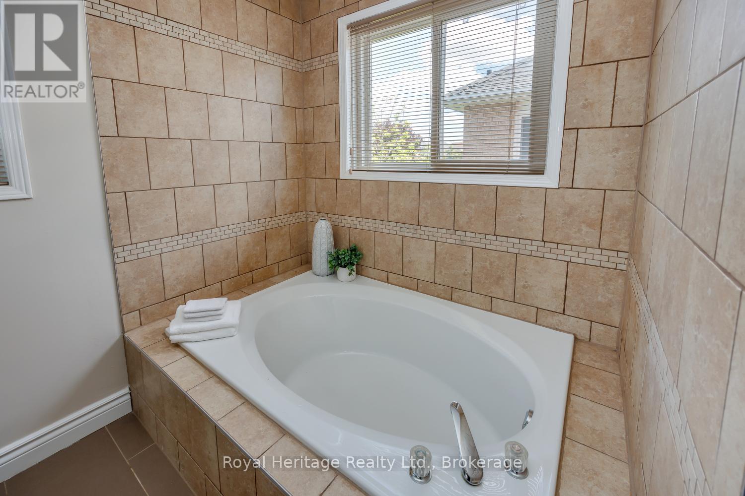 16 Donald Wilson Street, Whitby, Ontario  L1R 2H5 - Photo 25 - E13700070