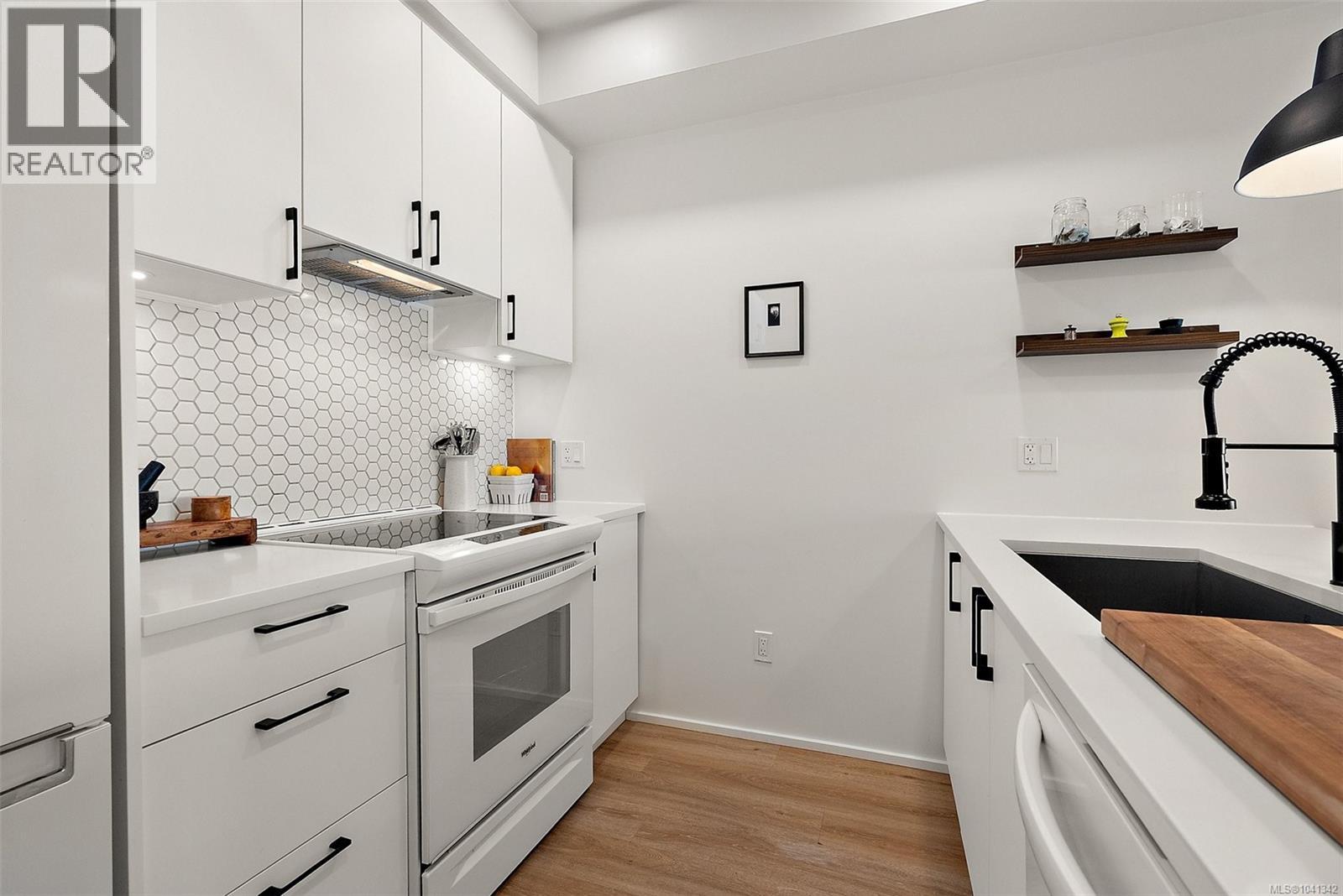 203 2348 Beacon Ave, Sidney, British Columbia  V8L 1X3 - Photo 4 - 1041342