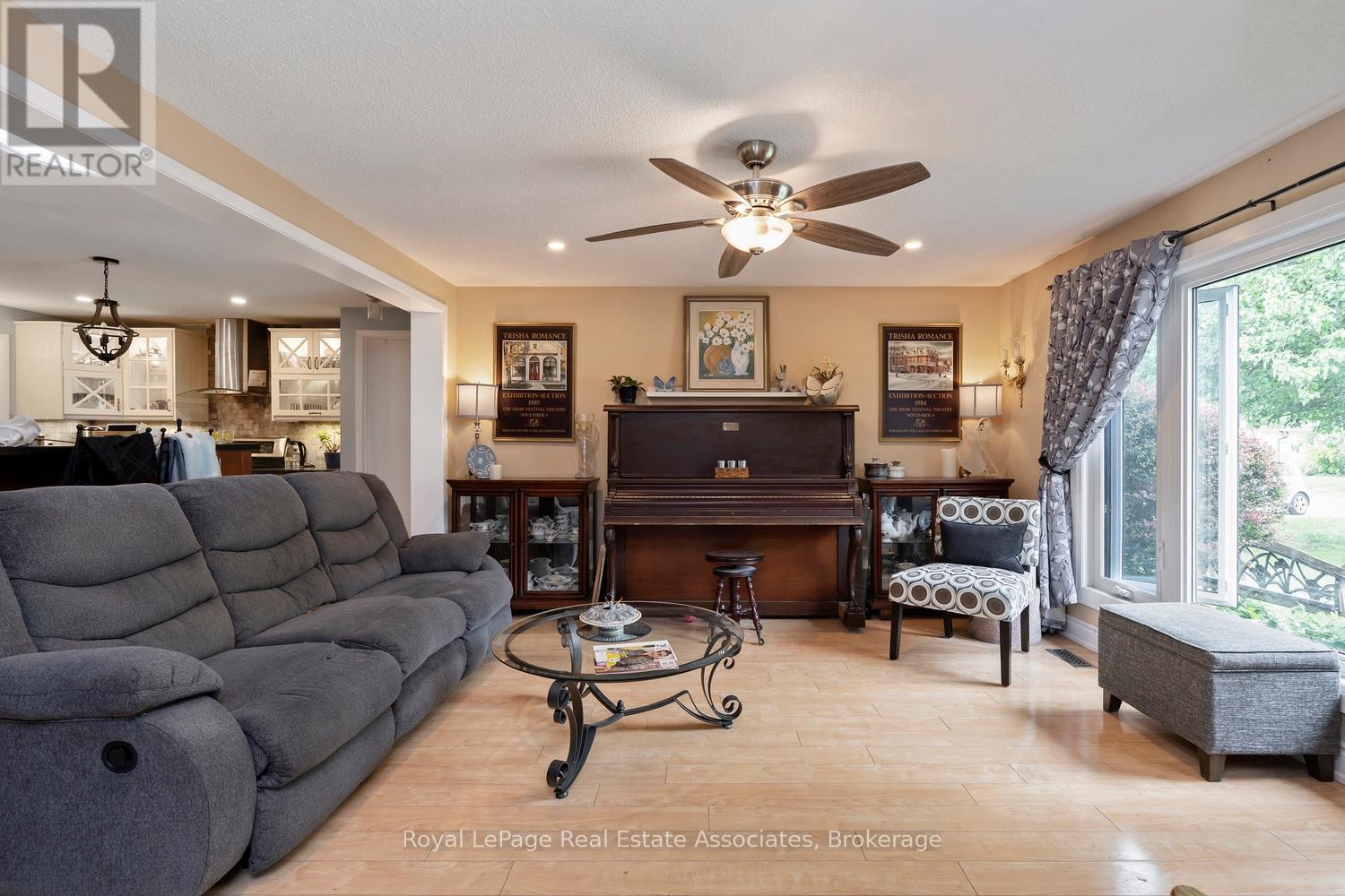 11 Tamarack Court, New Tecumseth, Ontario  L0G 1W0 - Photo 2 - N13700120