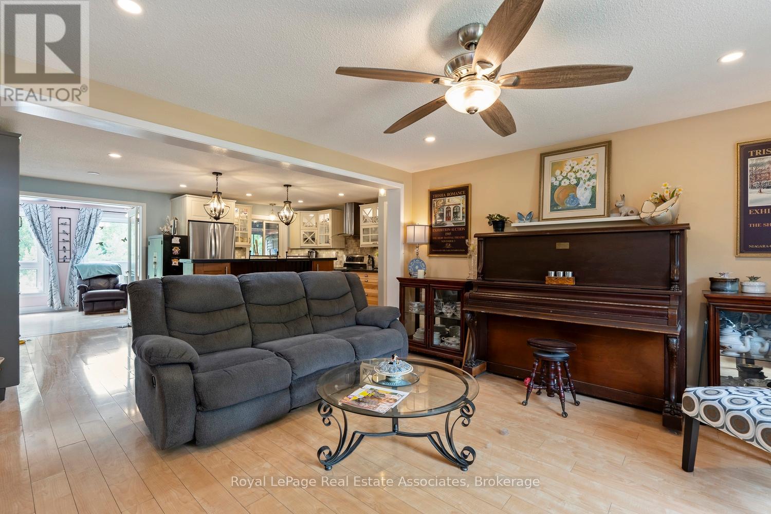 11 Tamarack Court, New Tecumseth, Ontario  L0G 1W0 - Photo 4 - N13700120