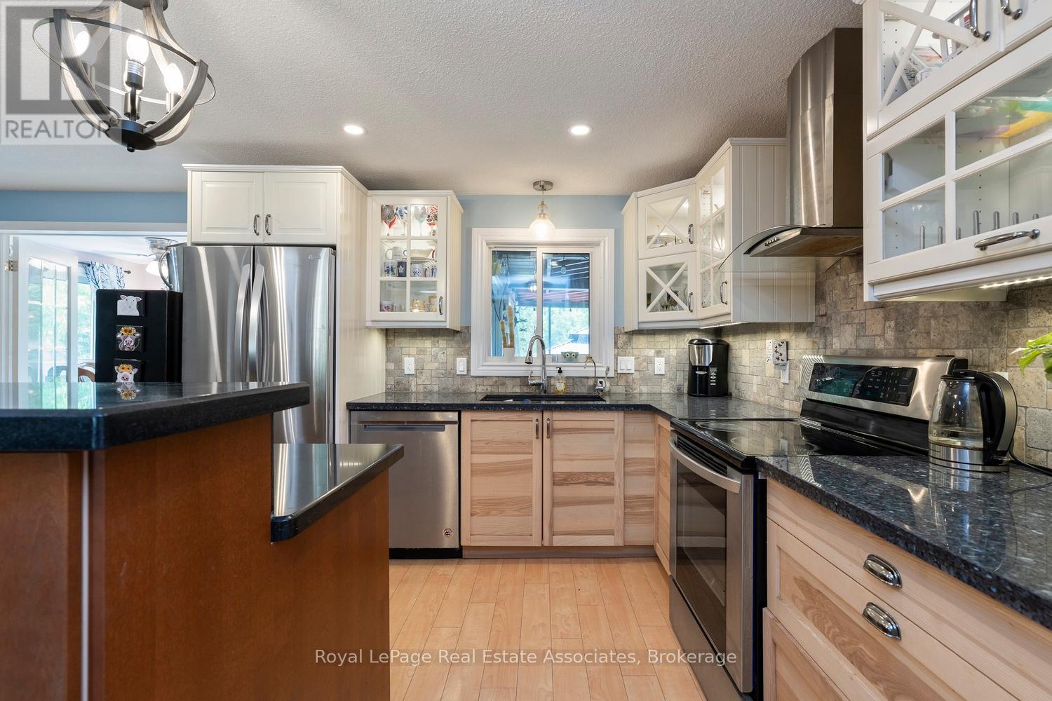 11 Tamarack Court, New Tecumseth, Ontario  L0G 1W0 - Photo 6 - N13700120