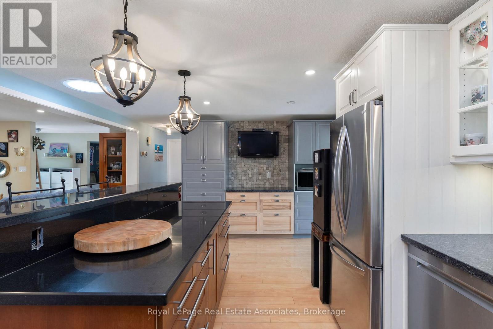 11 Tamarack Court, New Tecumseth, Ontario  L0G 1W0 - Photo 7 - N13700120