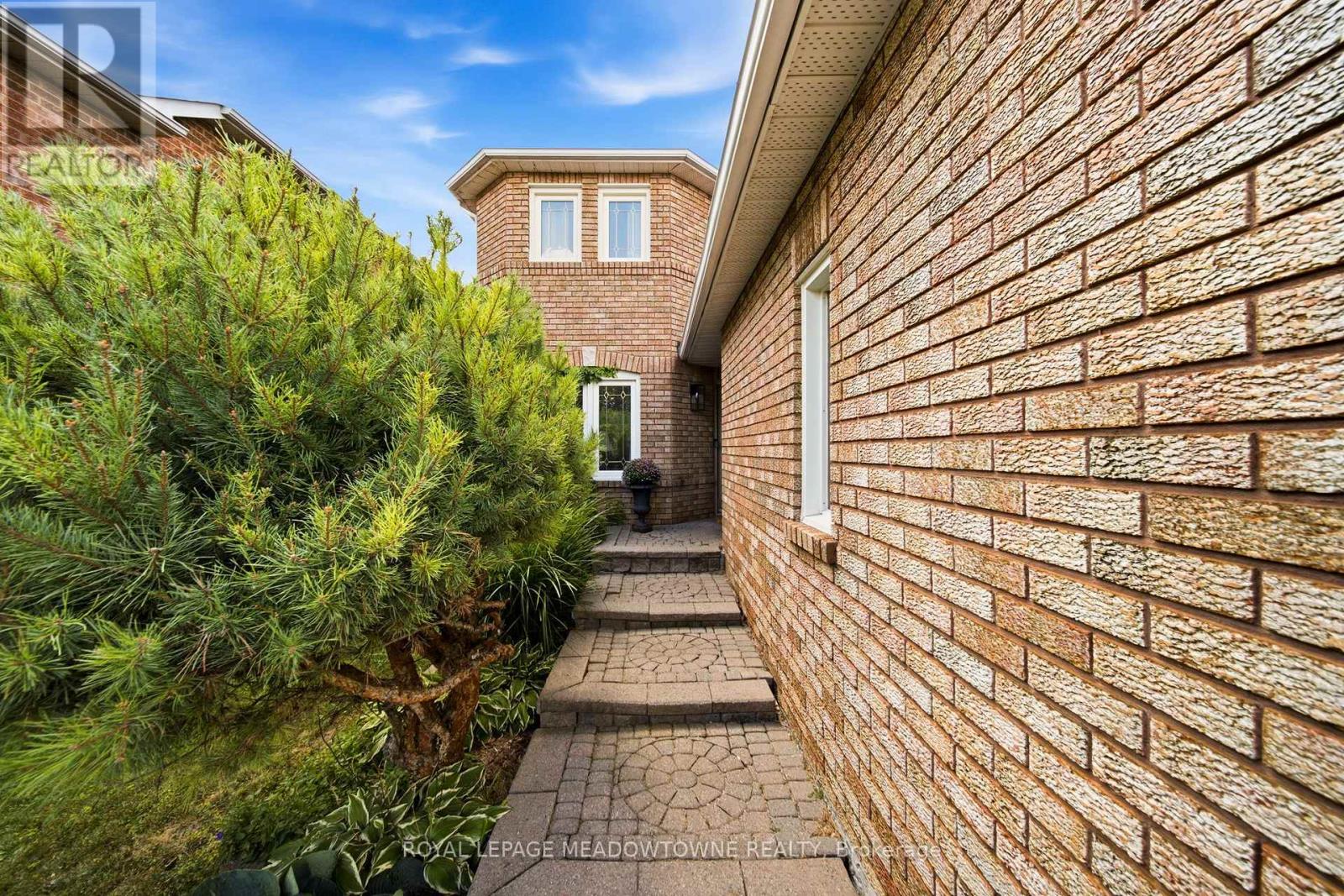187 Barber Drive, Halton Hills, Ontario  L7G 5L5 - Photo 6 - W13700018