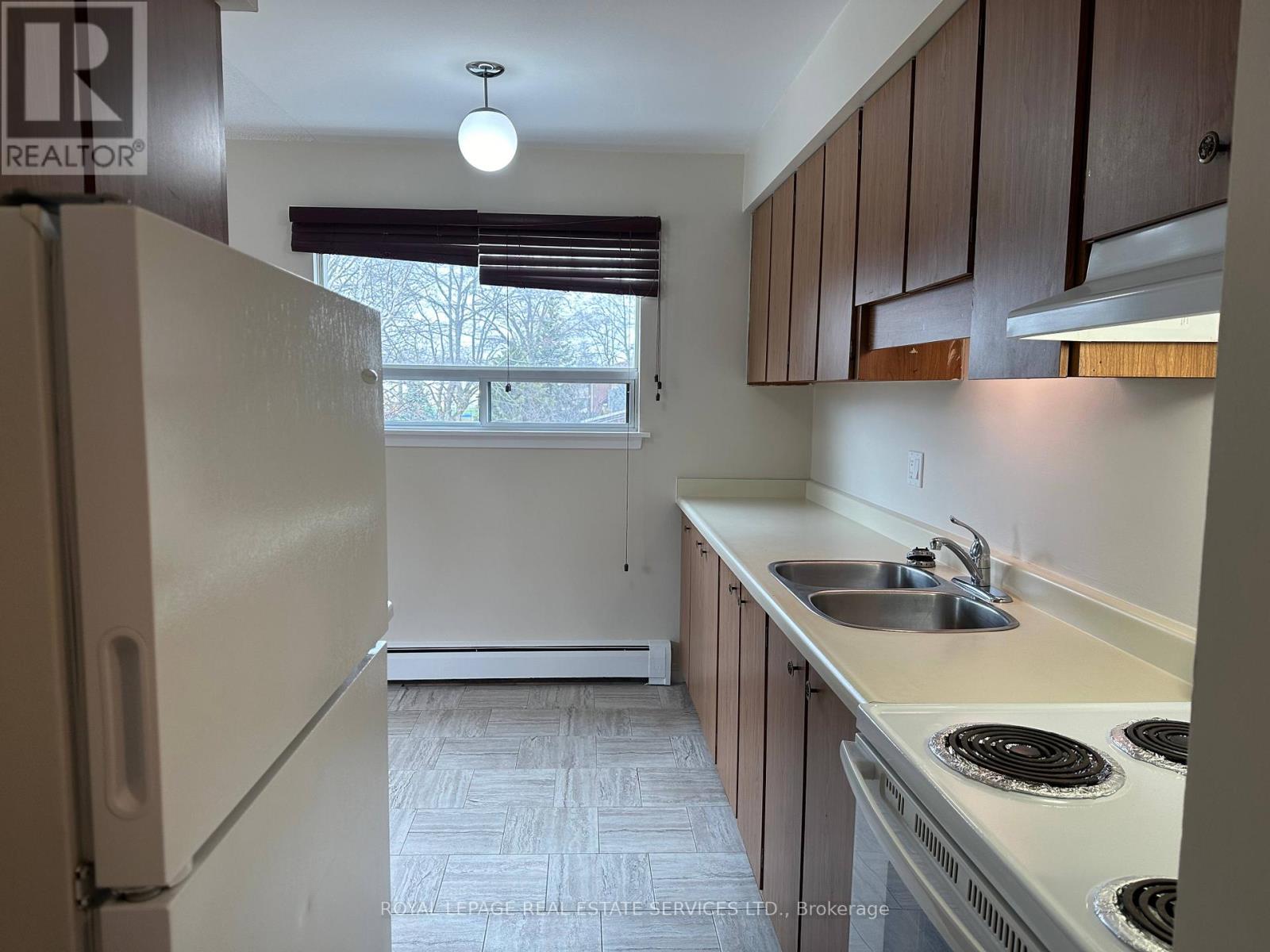 2 - 7 Mohawk Avenue, Mississauga, Ontario  L5G 3R5 - Photo 4 - W13700036