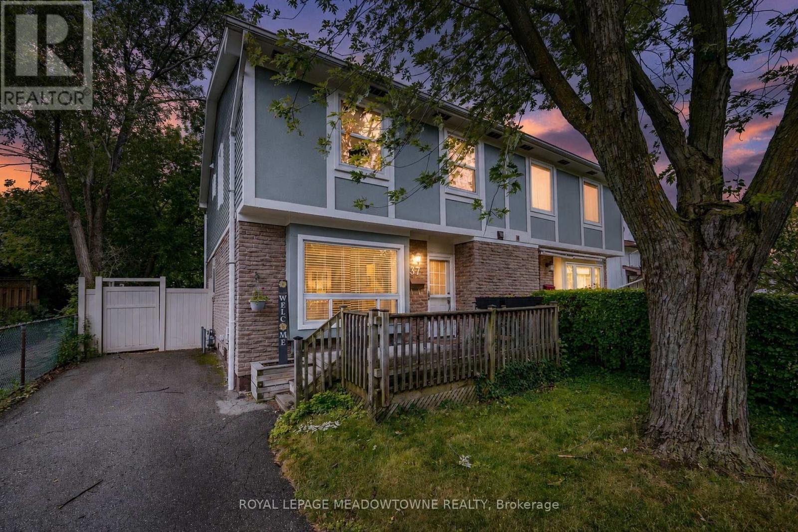 37 Salisbury Circle, Brampton, Ontario  L6V 2Z4 - Photo 2 - W13700132