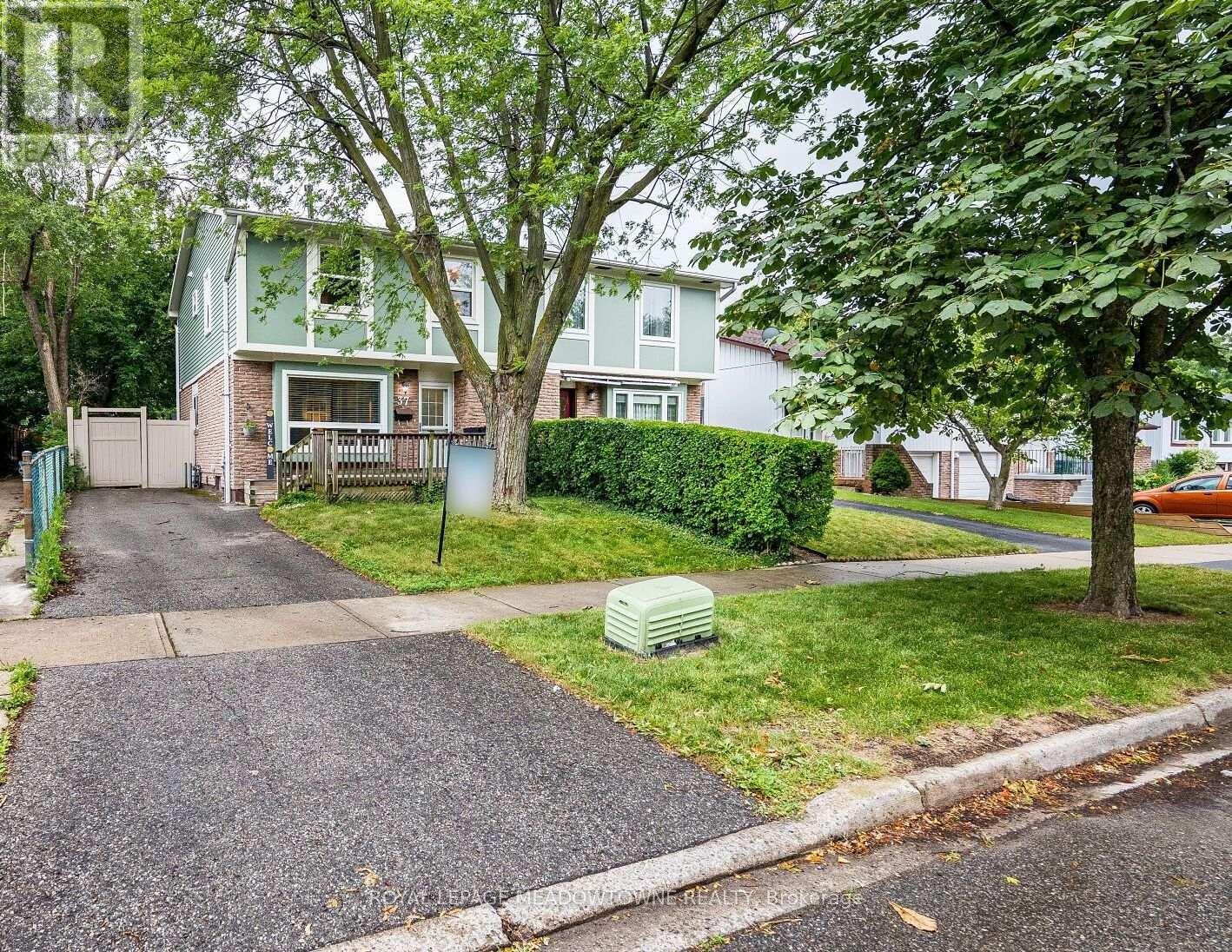 37 Salisbury Circle, Brampton, Ontario  L6V 2Z4 - Photo 3 - W13700132