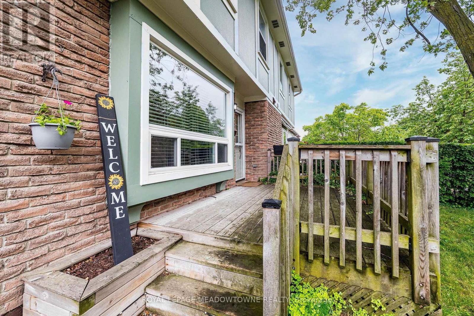 37 Salisbury Circle, Brampton, Ontario  L6V 2Z4 - Photo 4 - W13700132