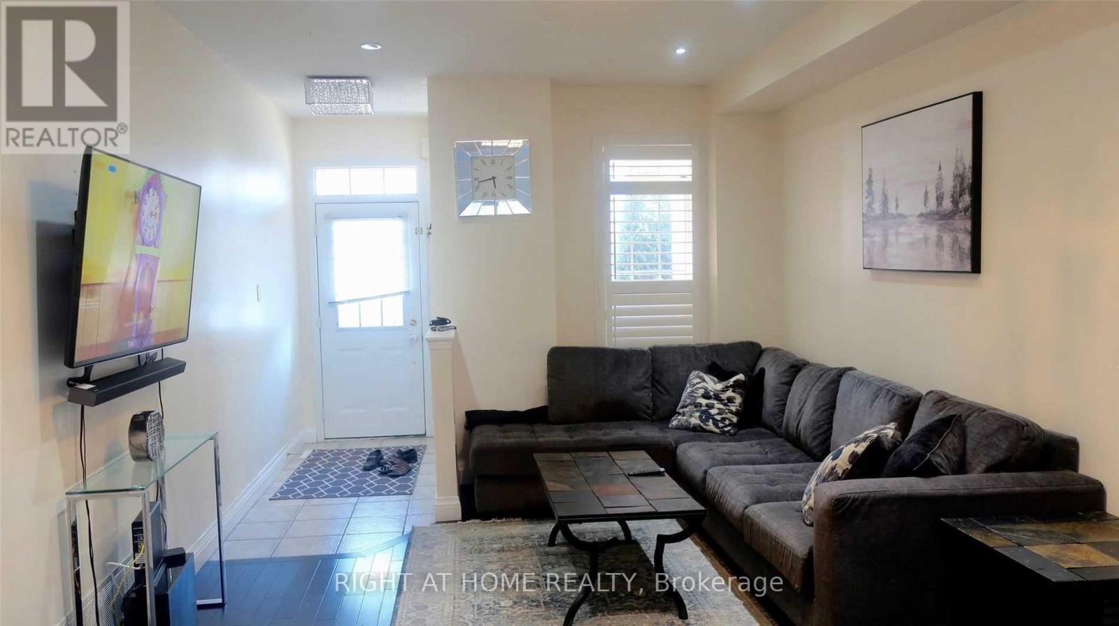 27 Panorama Way, Hamilton, Ontario  L8E 6C6 - Photo 2 - X13700058