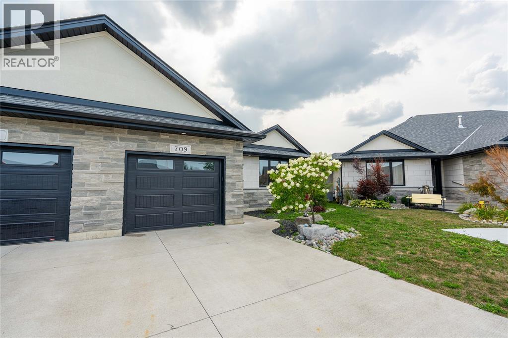 709 Ferdinands Crescent, Sarnia, Ontario  N7W 0B5 - Photo 2 - 26020282