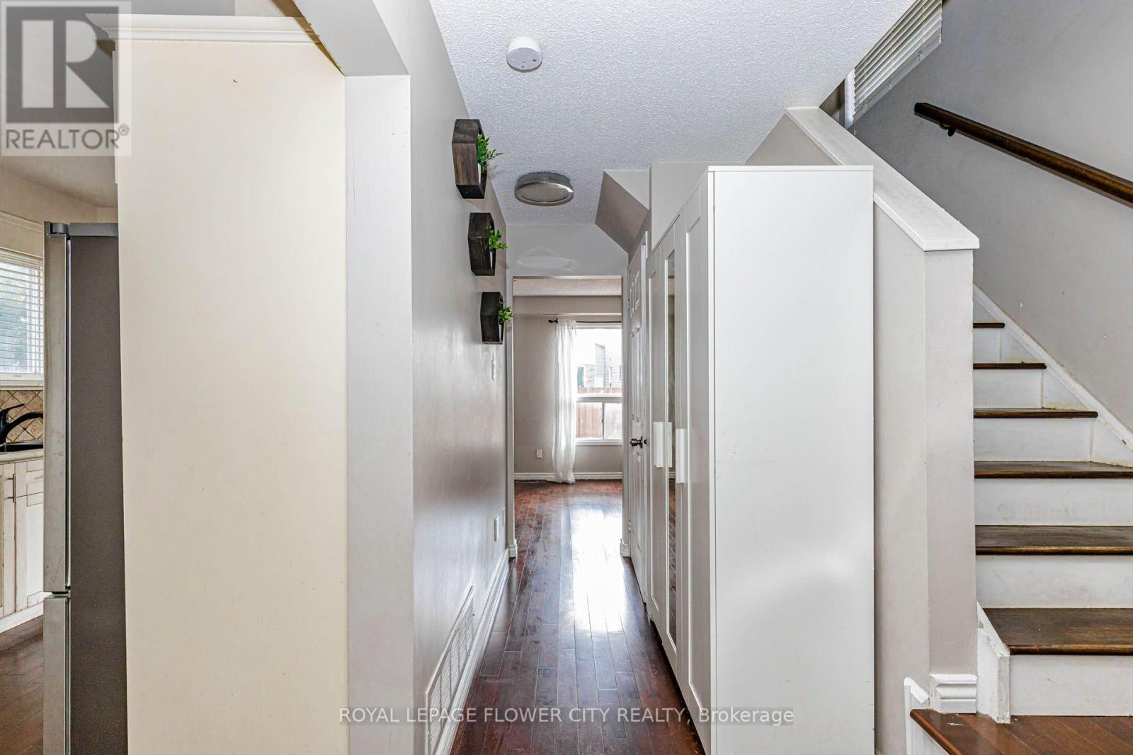 22 Wallingford Court, Brampton, Ontario  L6Y 4V7 - Photo 7 - W13698094