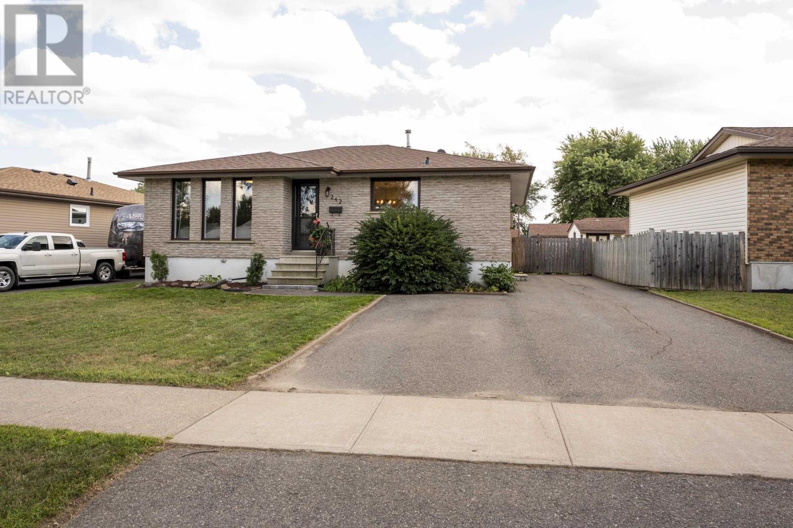 242 Fanshaw St., Thunder Bay, Ontario  P7C 5V1 - Photo 1 - TB2602455
