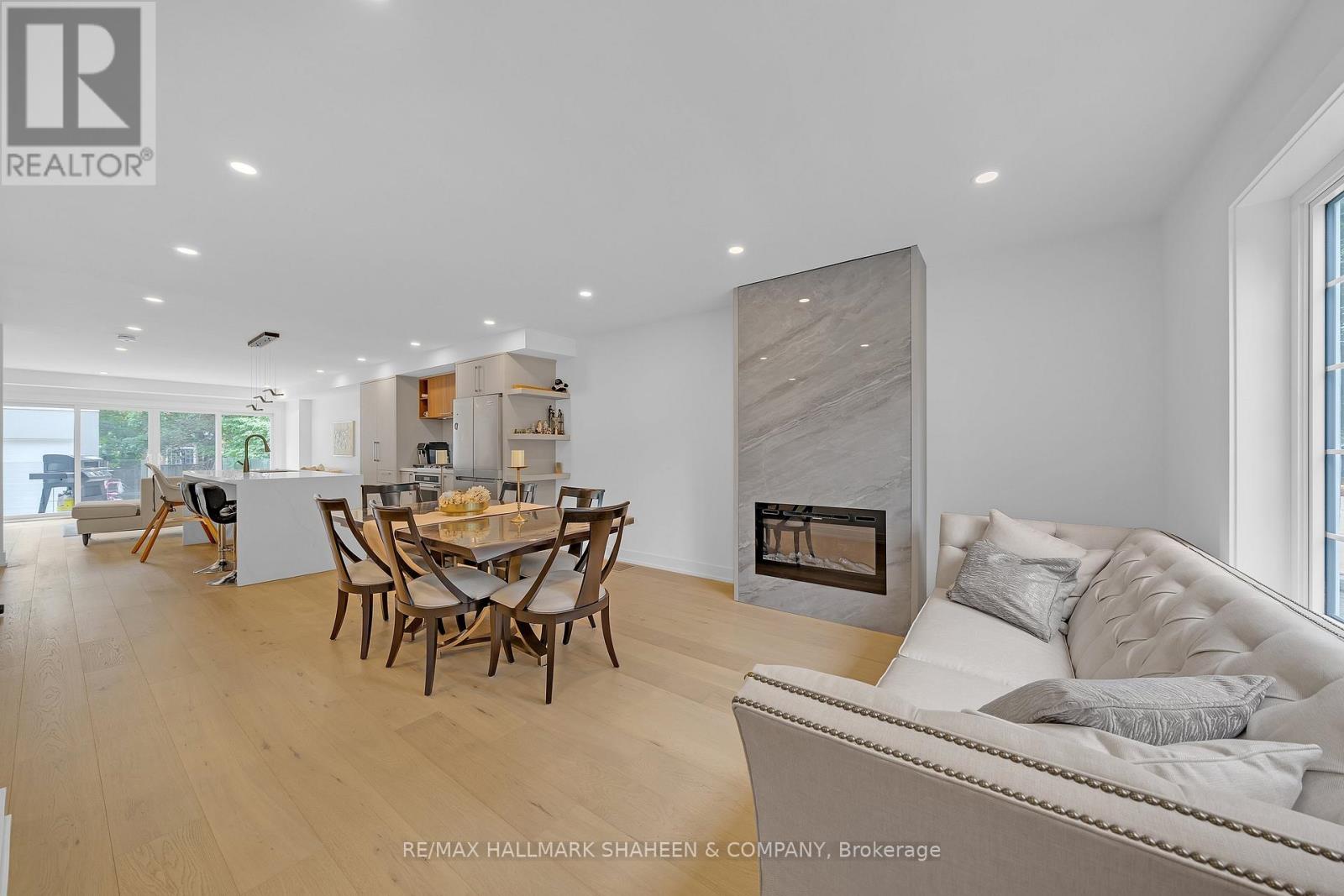 207 Sutherland Drive, Toronto, Ontario  M4G 1J1 - Photo 2 - C13700220