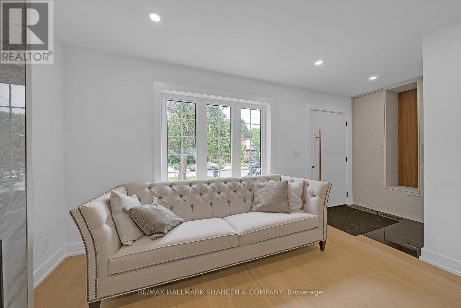 207 Sutherland Drive, Toronto, Ontario  M4G 1J1 - Photo 3 - C13700220