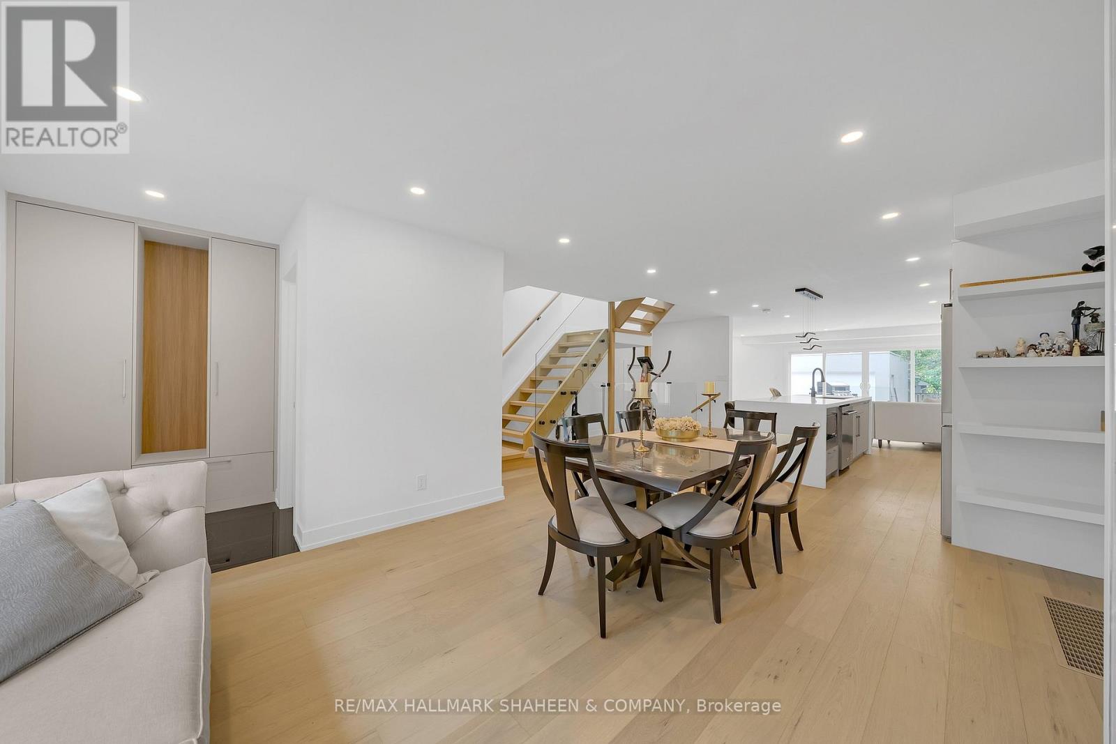 207 Sutherland Drive, Toronto, Ontario  M4G 1J1 - Photo 5 - C13700220