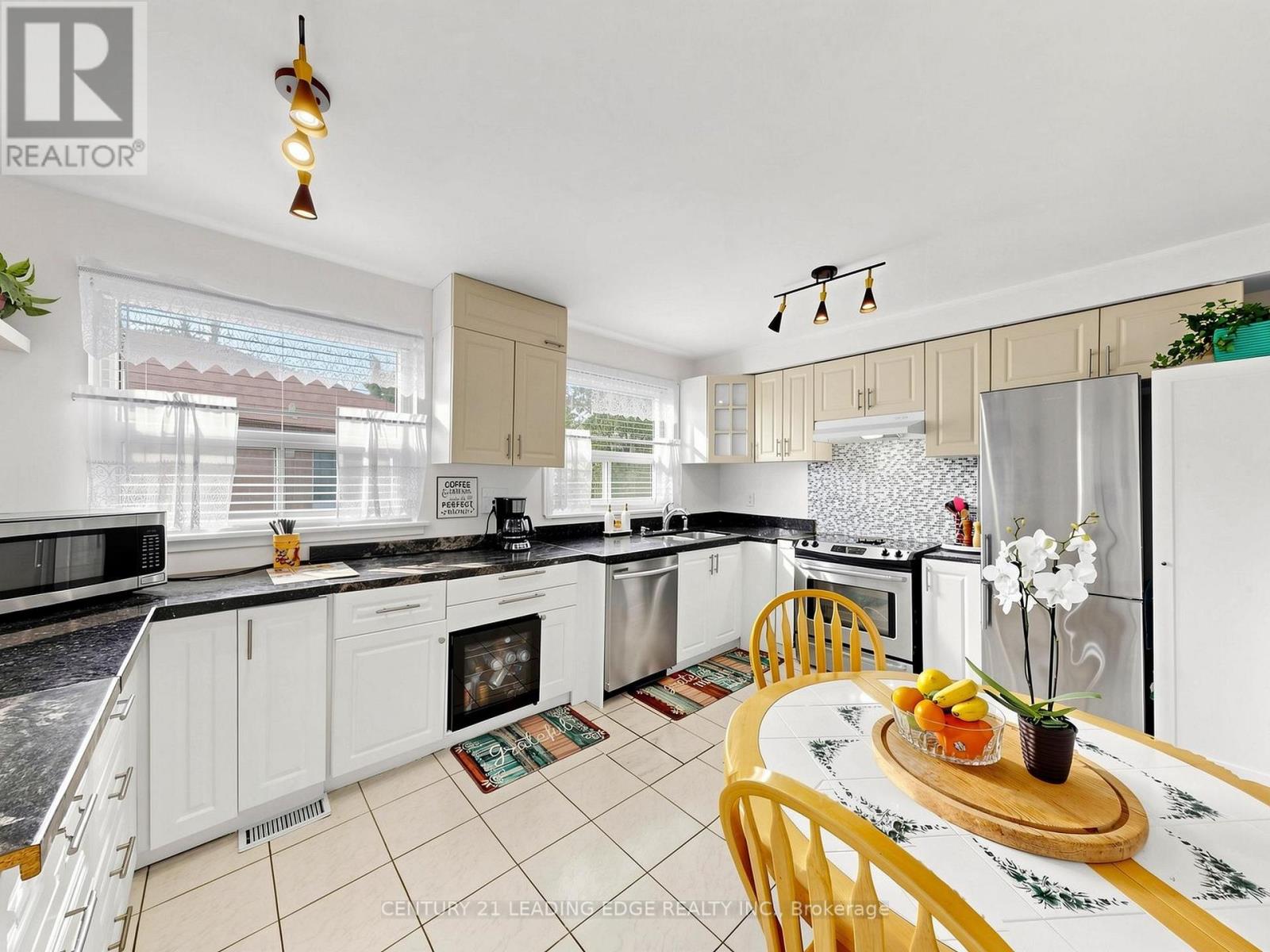 17 Tinton Crescent, Toronto, Ontario  M9V 2H9 - Photo 10 - W13700170