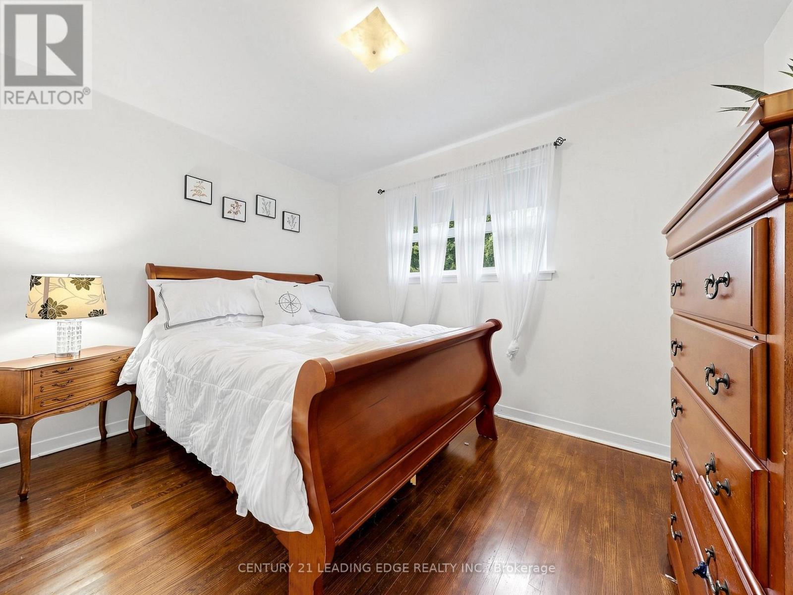 17 Tinton Crescent, Toronto, Ontario  M9V 2H9 - Photo 14 - W13700170