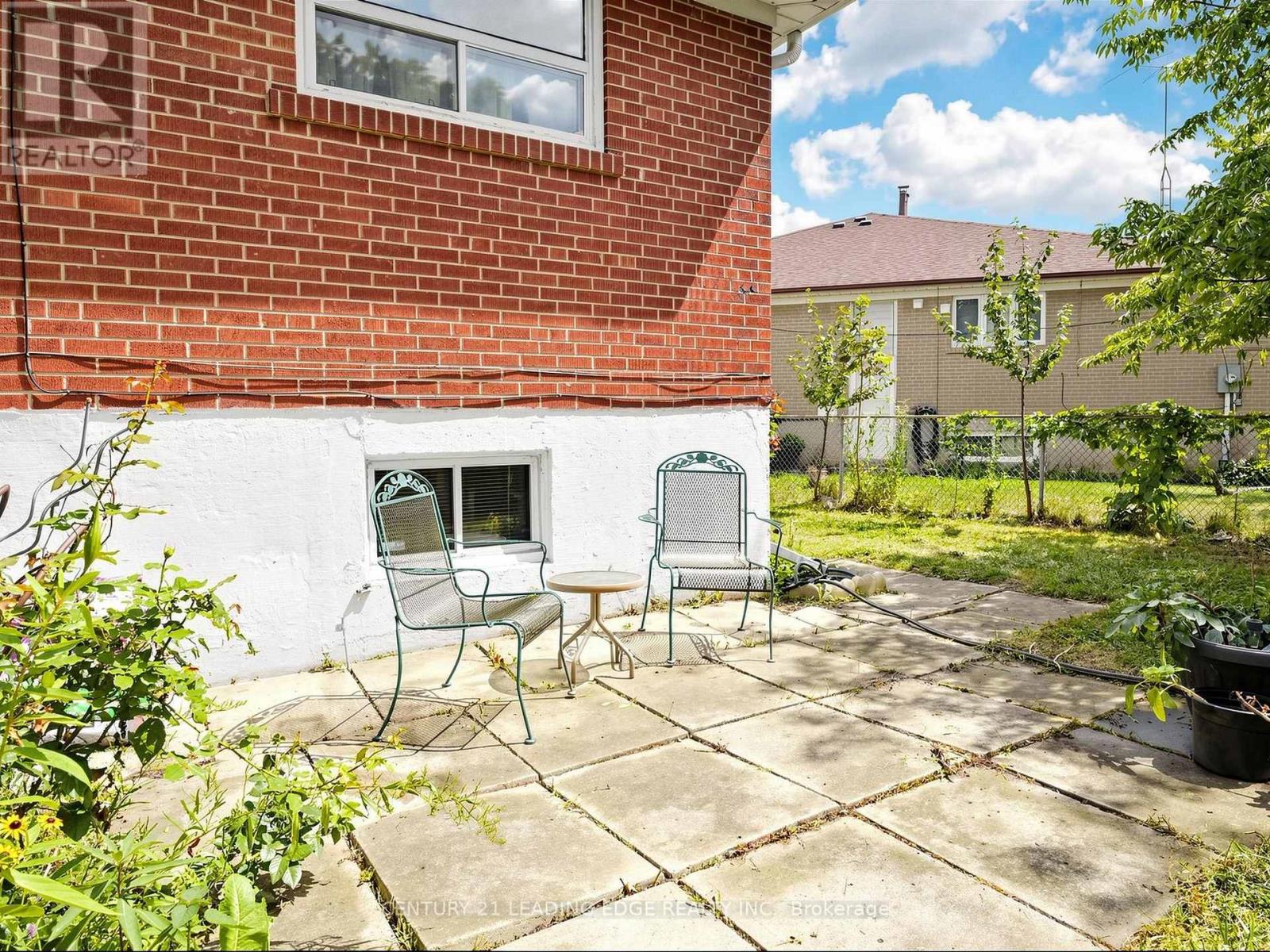 17 Tinton Crescent, Toronto, Ontario  M9V 2H9 - Photo 24 - W13700170