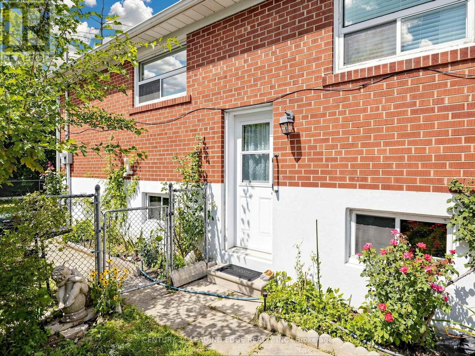 17 Tinton Crescent, Toronto, Ontario  M9V 2H9 - Photo 26 - W13700170