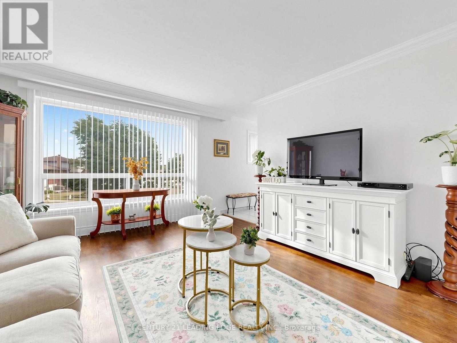 17 Tinton Crescent, Toronto, Ontario  M9V 2H9 - Photo 6 - W13700170