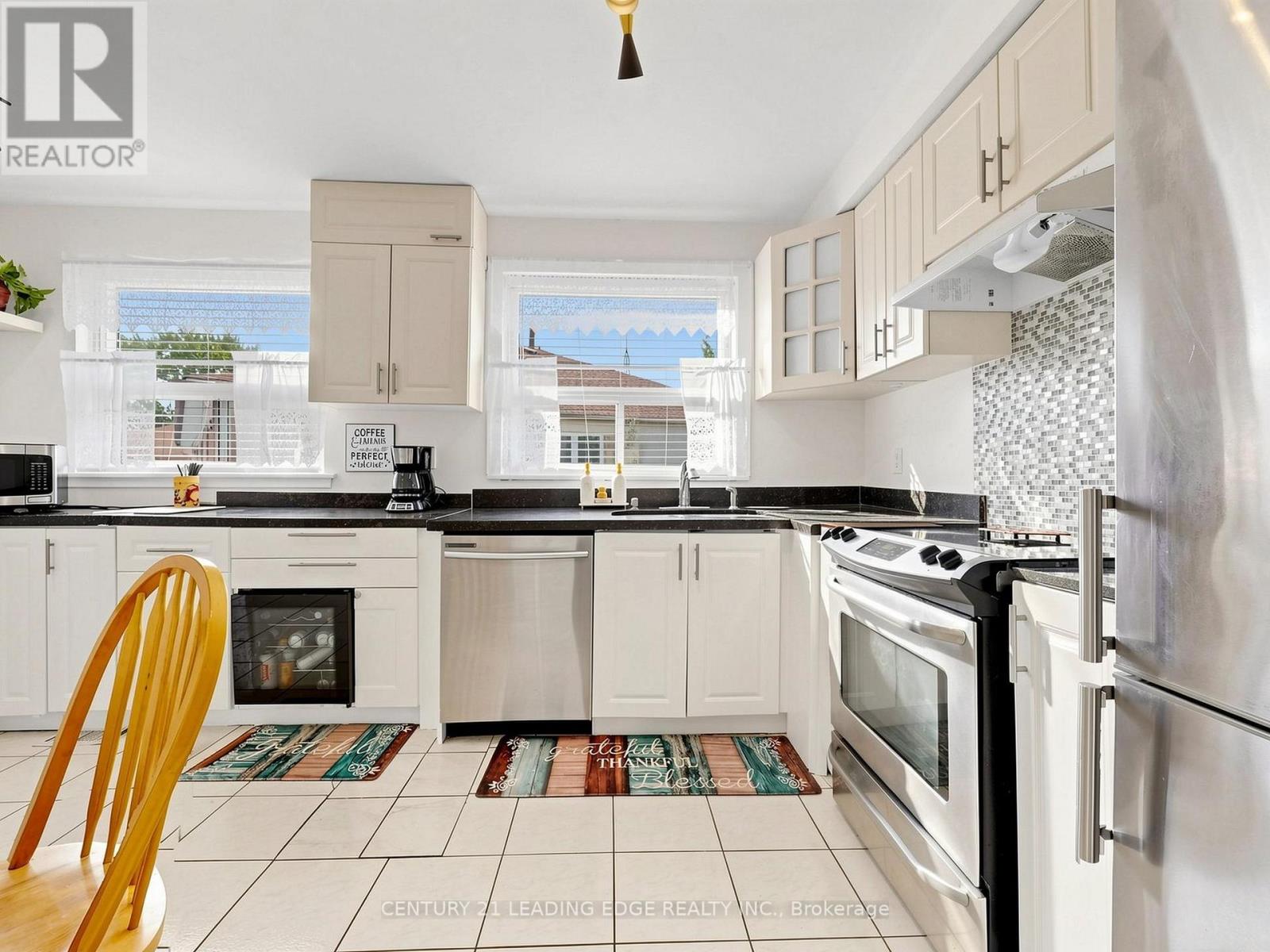 17 Tinton Crescent, Toronto, Ontario  M9V 2H9 - Photo 9 - W13700170