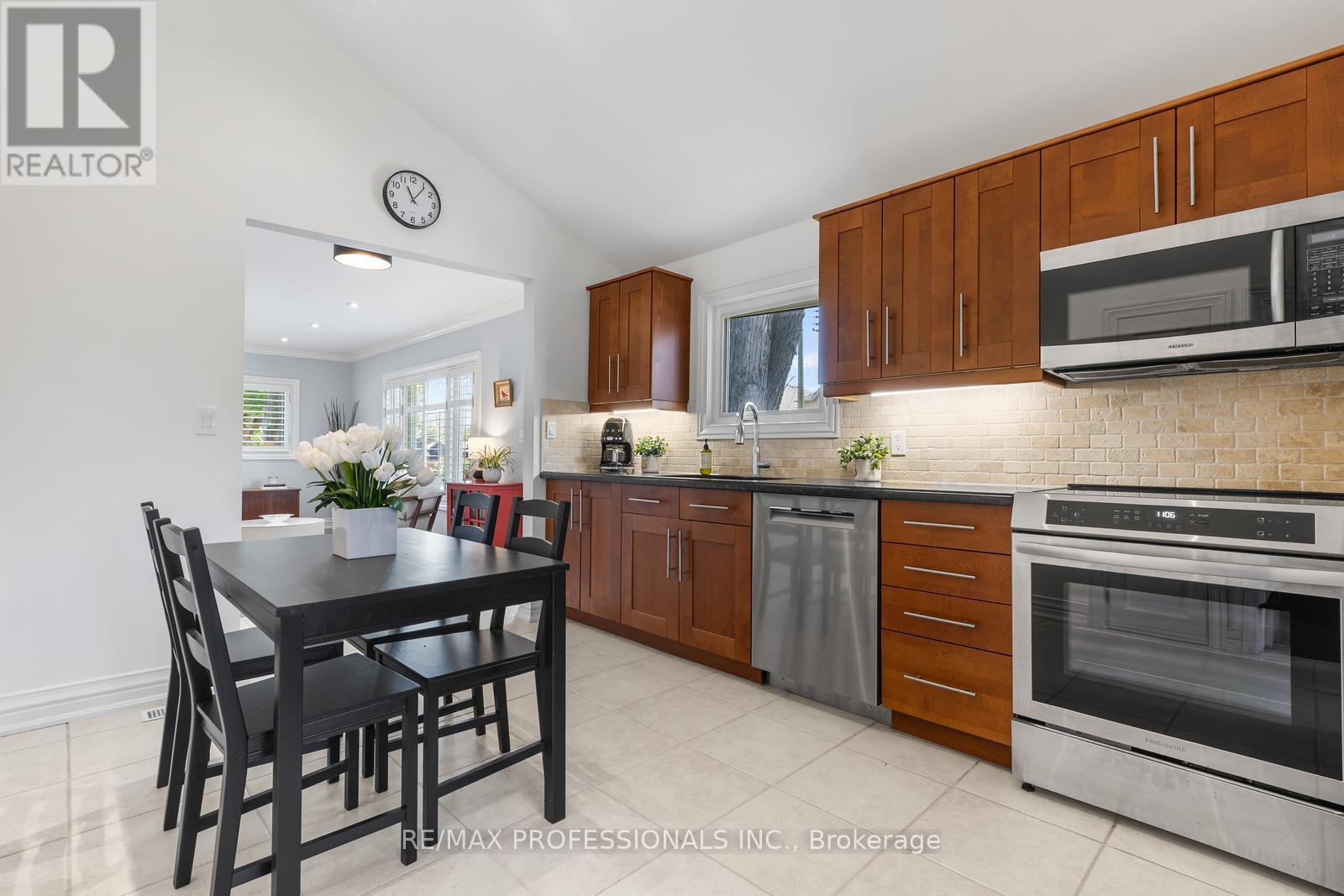869 First Street, Mississauga, Ontario  L5E 1A6 - Photo 10 - W13700202