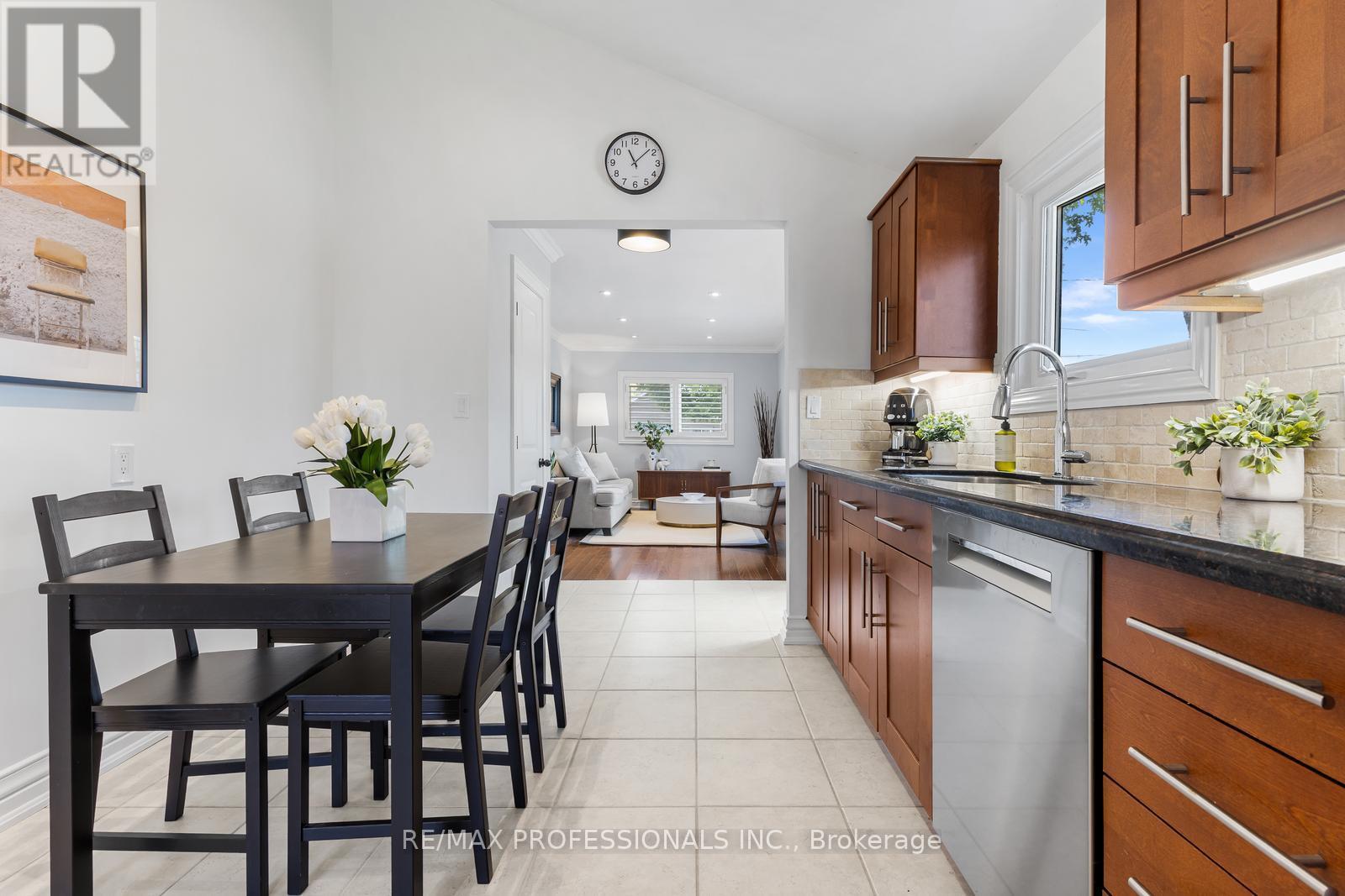 869 First Street, Mississauga, Ontario  L5E 1A6 - Photo 12 - W13700202