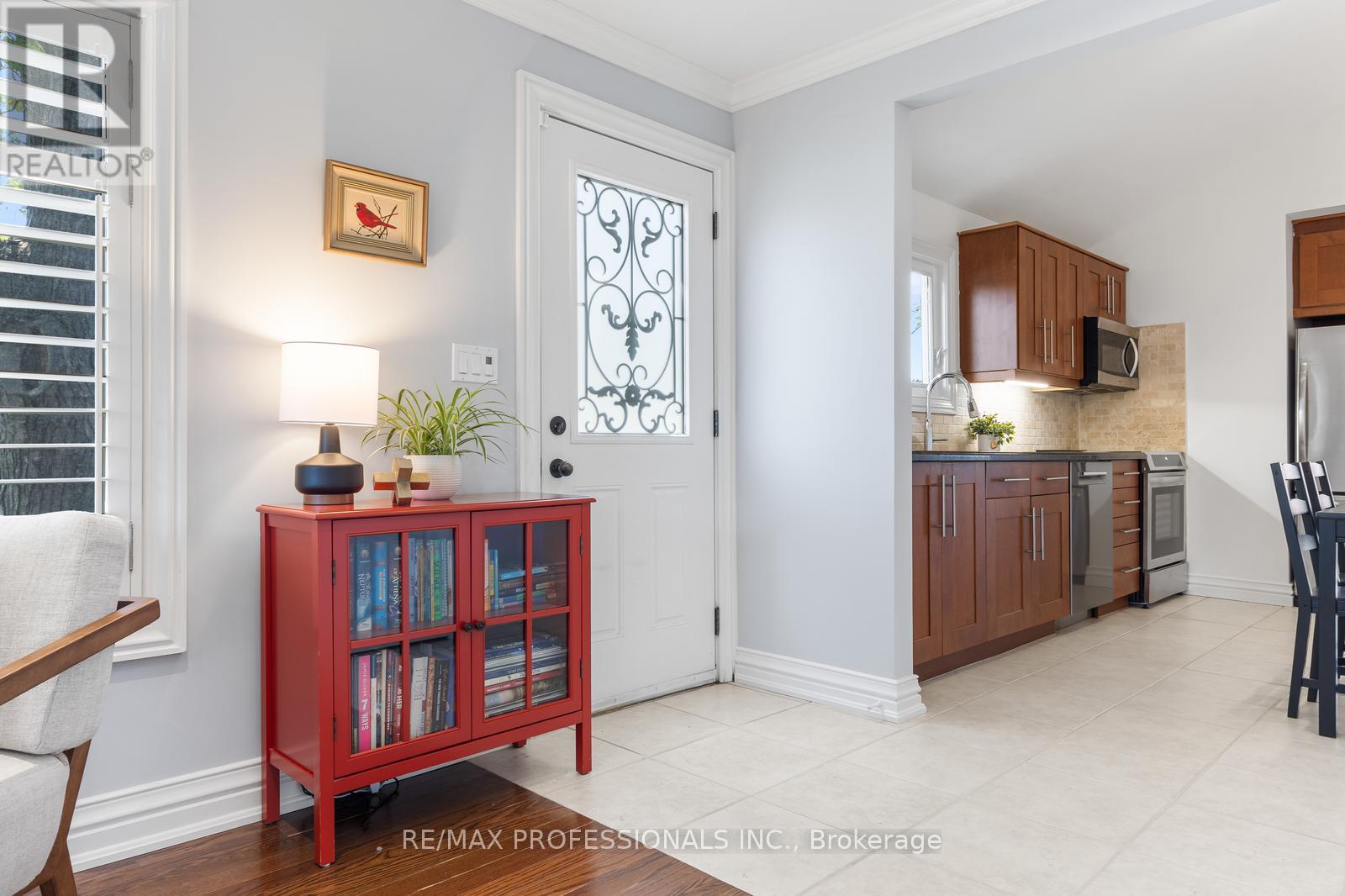 869 First Street, Mississauga, Ontario  L5E 1A6 - Photo 2 - W13700202