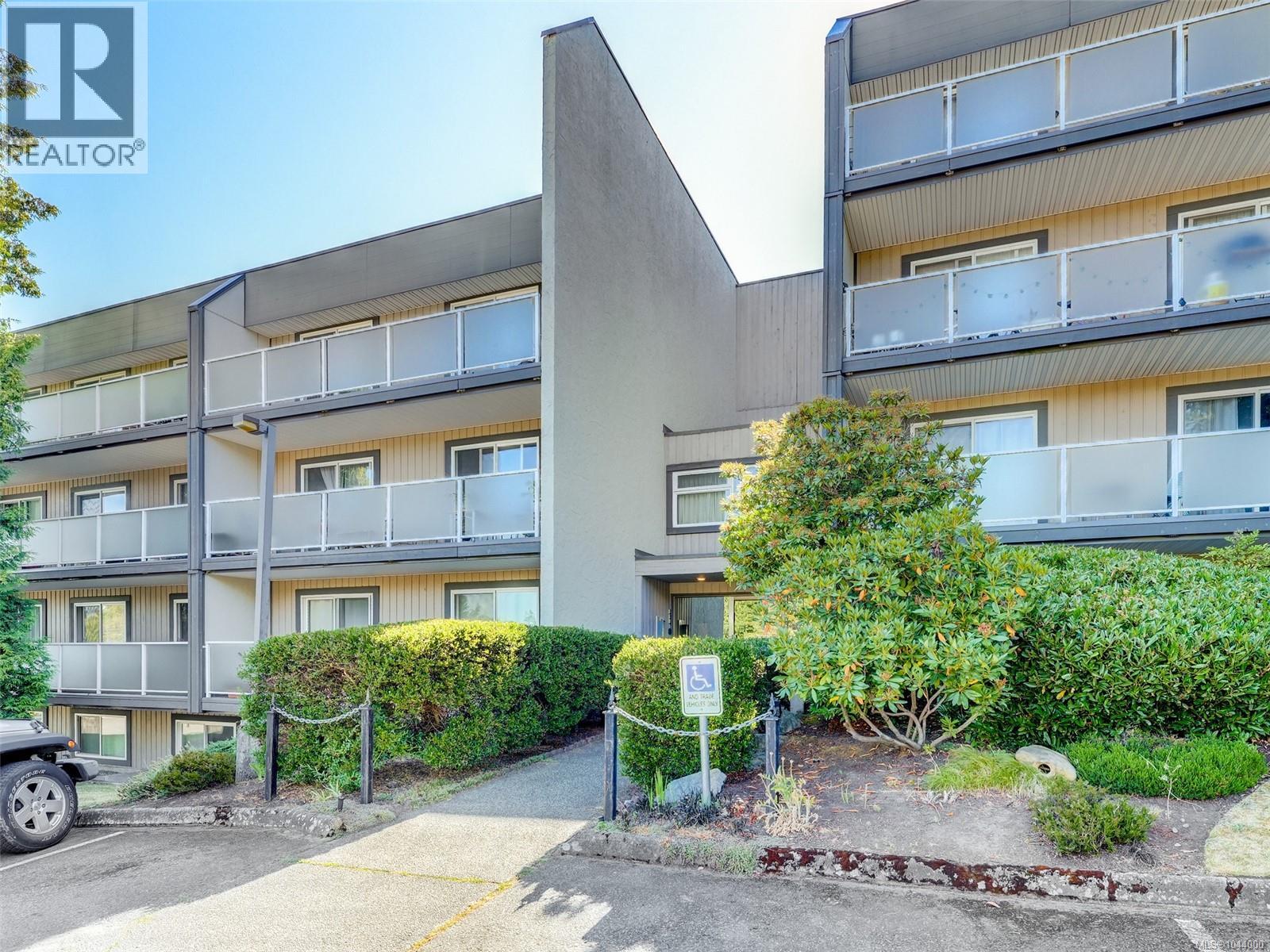 301 3252 Glasgow Ave, Saanich, British Columbia