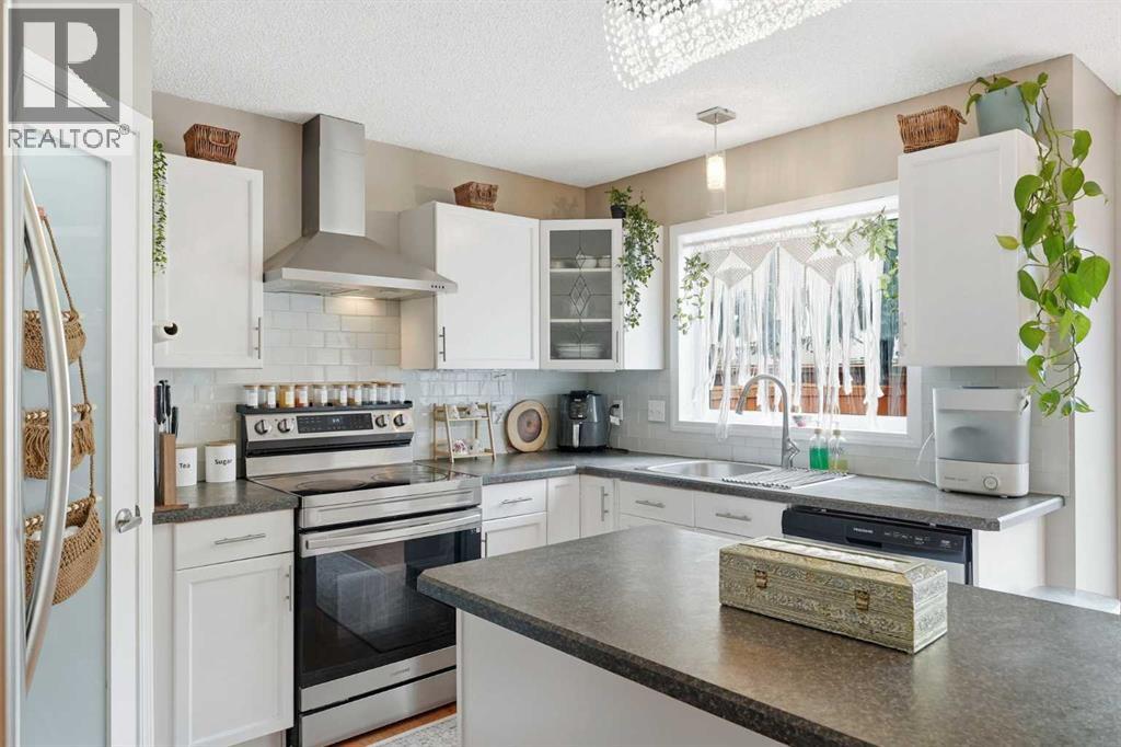 49 Shawbrooke Close Sw, Calgary, Alberta  T2Y 3A5 - Photo 6 - A2313399