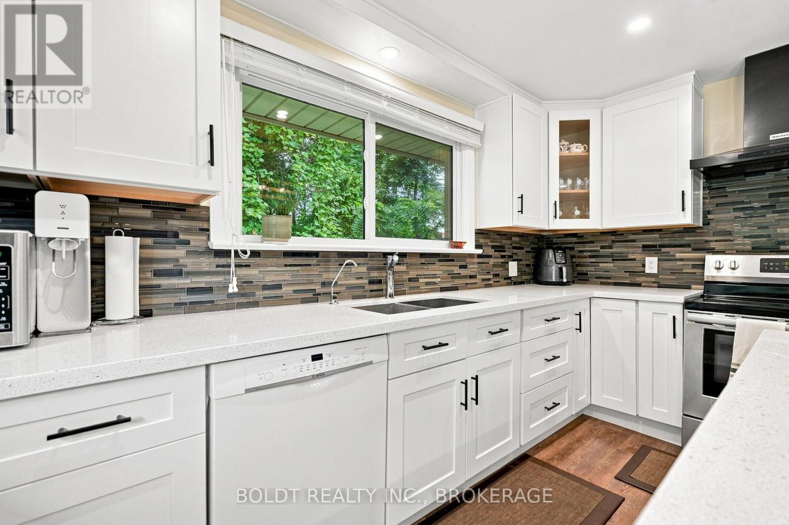 8166 Thorold Stone (Main) Road, Niagara Falls, Ontario  L2H 1A6 - Photo 8 - X13700452