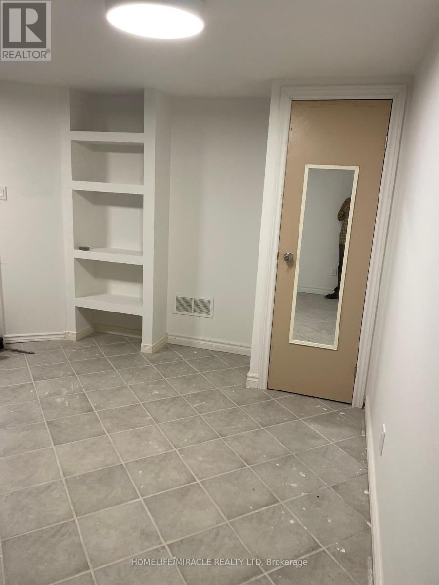 26 ANOLA PLACE, Toronto, Ontario