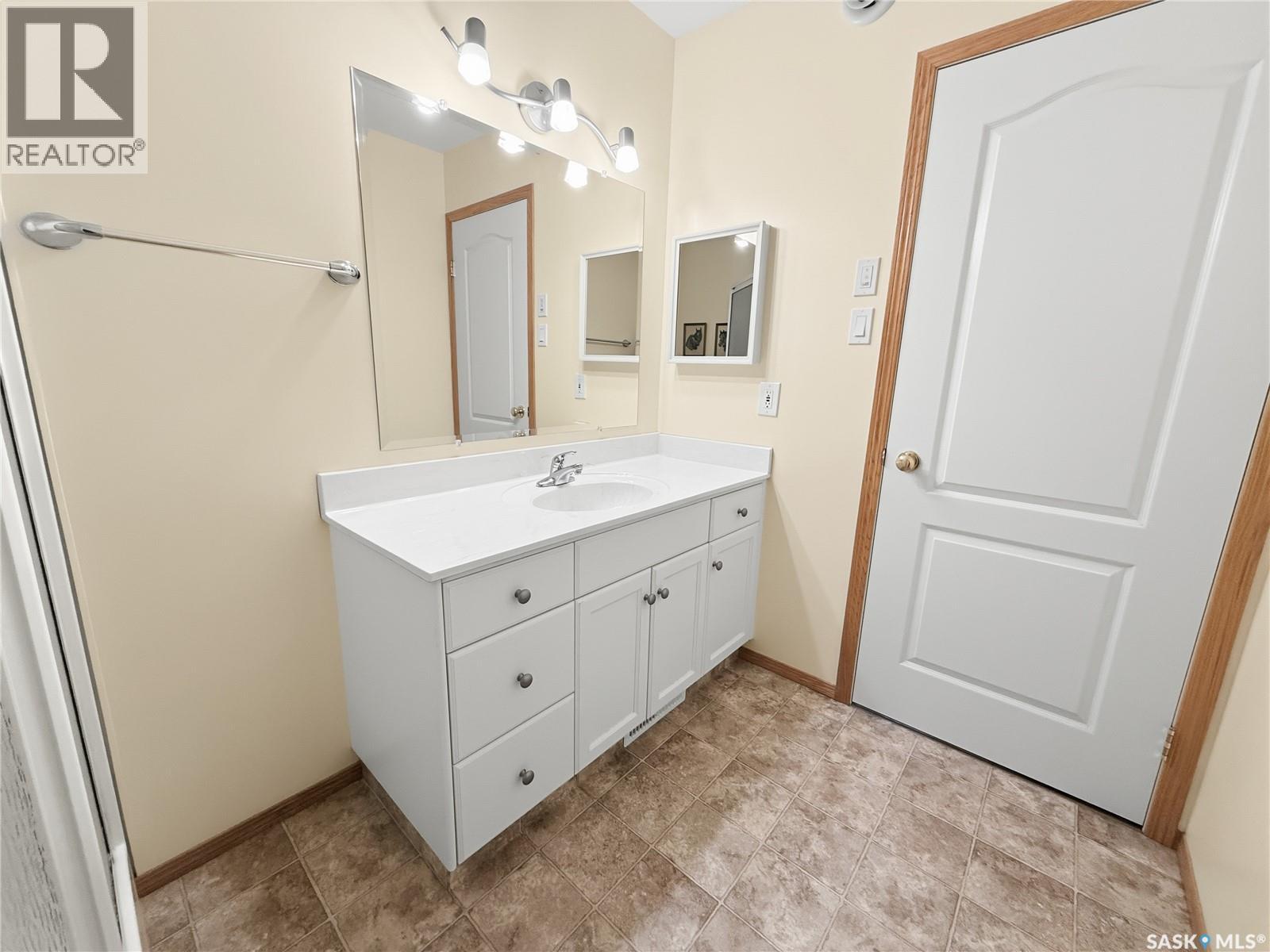 243 165 Robert Street W, Swift Current, Saskatchewan  S9H 5E7 - Photo 20 - SK045998