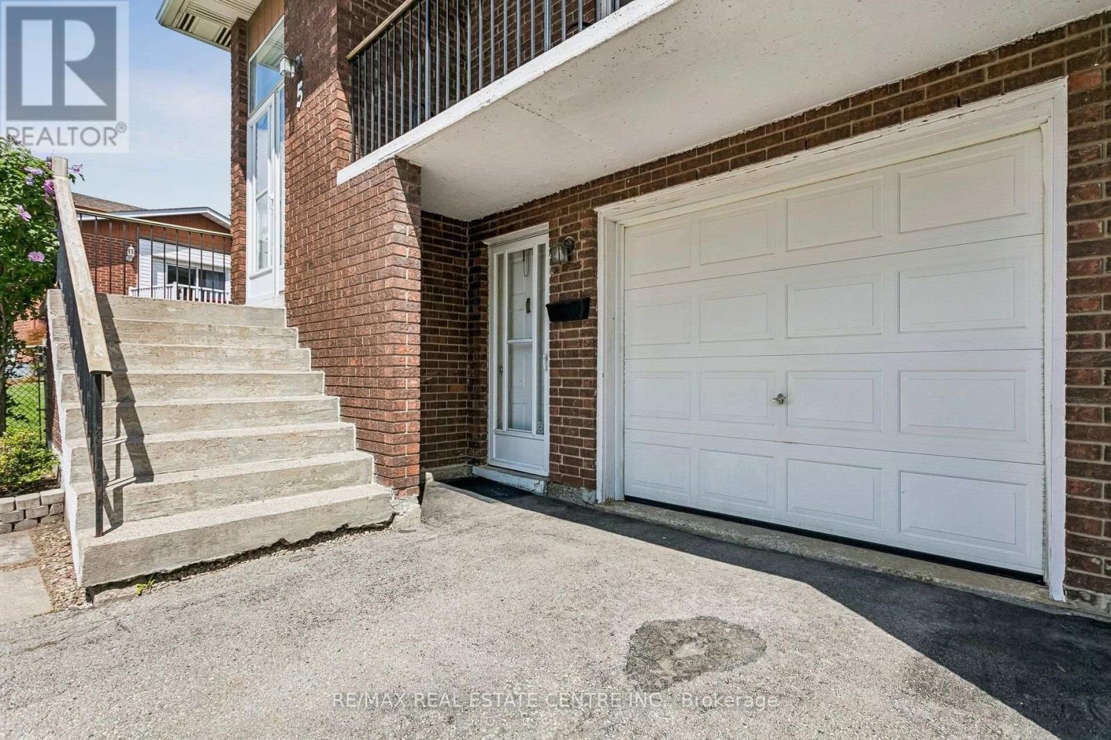 5 Hockley Path, Brampton, Ontario  L6V 3R3 - Photo 3 - W13700448