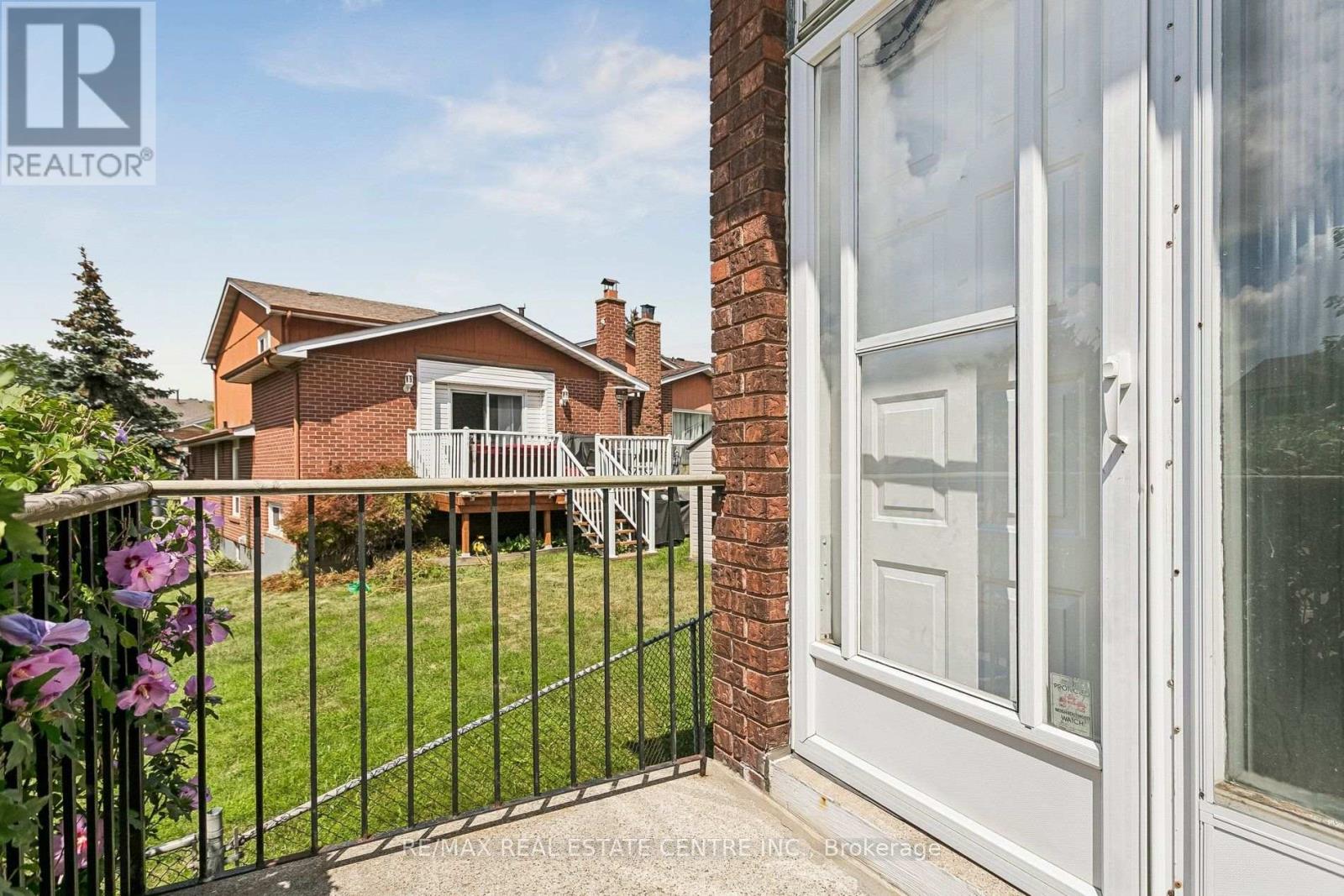 5 Hockley Path, Brampton, Ontario  L6V 3R3 - Photo 4 - W13700448