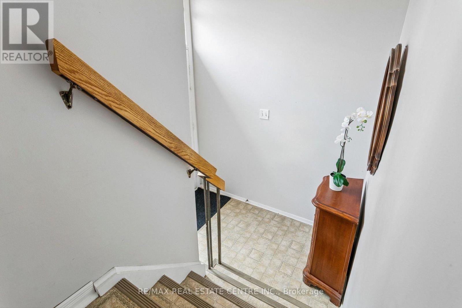 5 Hockley Path, Brampton, Ontario  L6V 3R3 - Photo 7 - W13700448