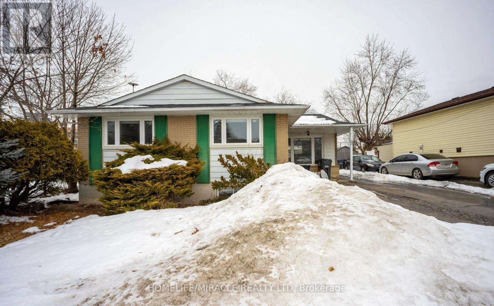 60 Centre Street, Brampton, Ontario  L6W 2X8 - Photo 1 - W13700592