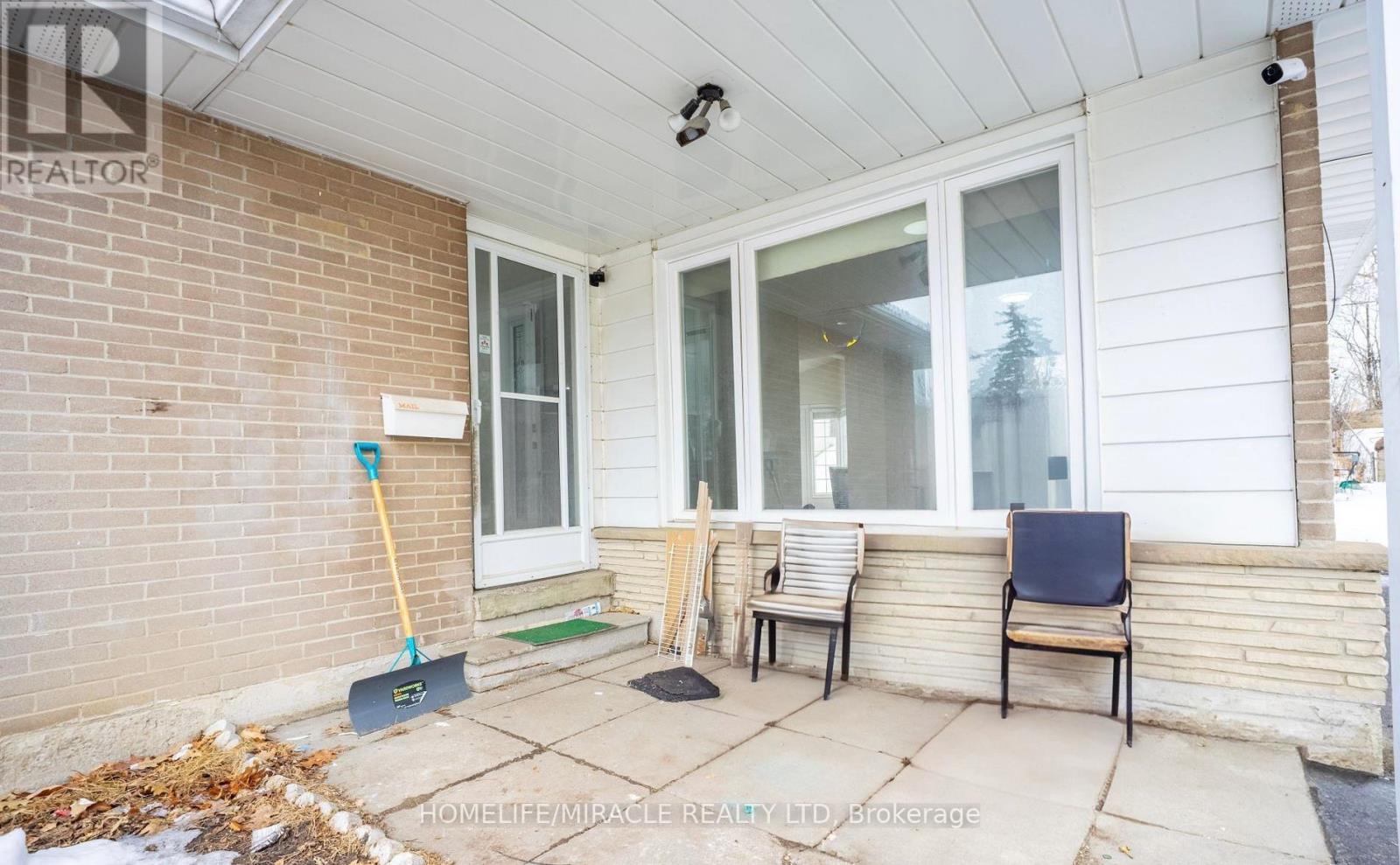 60 Centre Street, Brampton, Ontario  L6W 2X8 - Photo 3 - W13700592