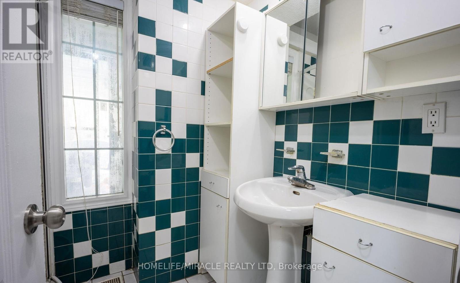 60 Centre Street, Brampton, Ontario  L6W 2X8 - Photo 34 - W13700592