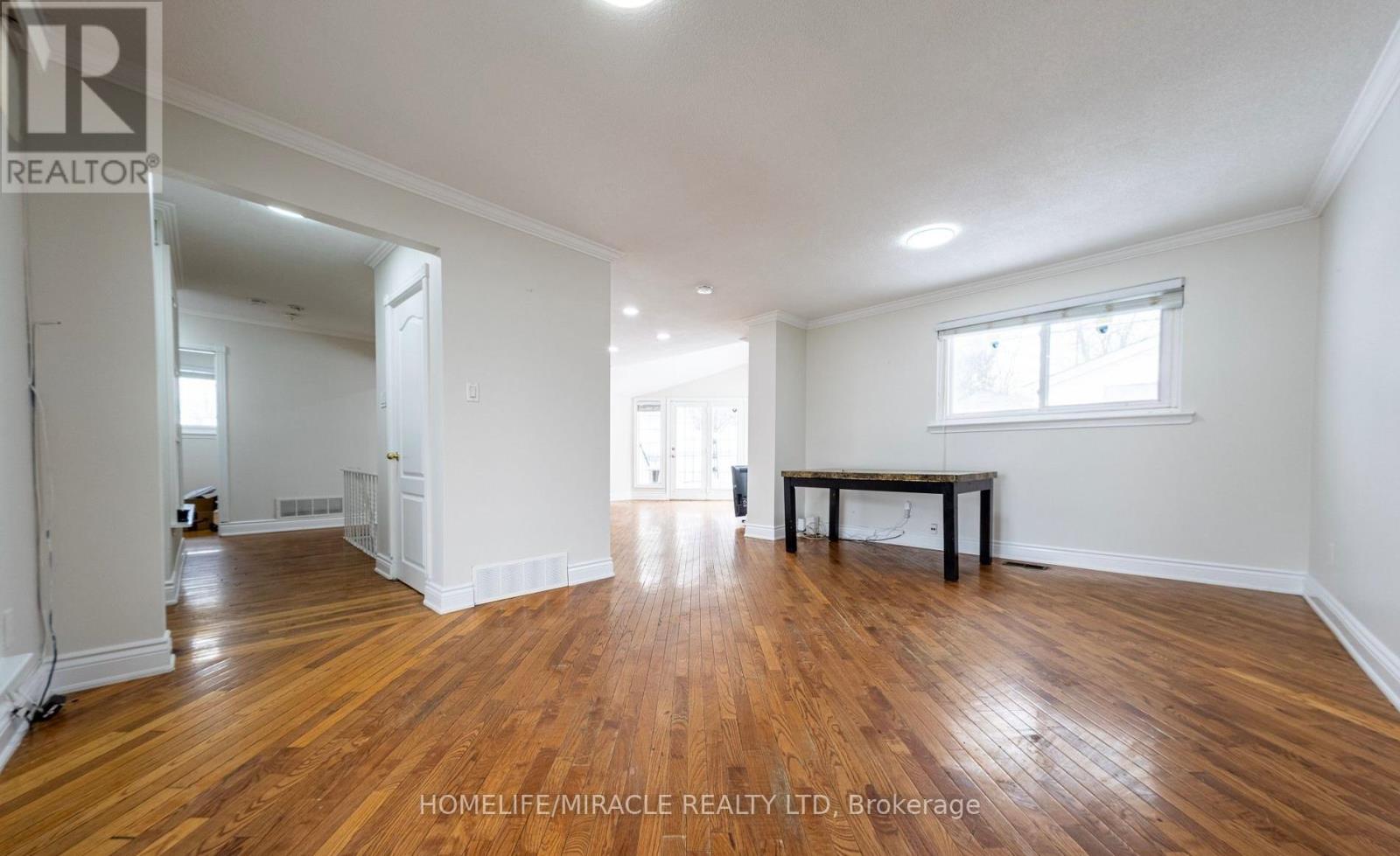 60 Centre Street, Brampton, Ontario  L6W 2X8 - Photo 5 - W13700592