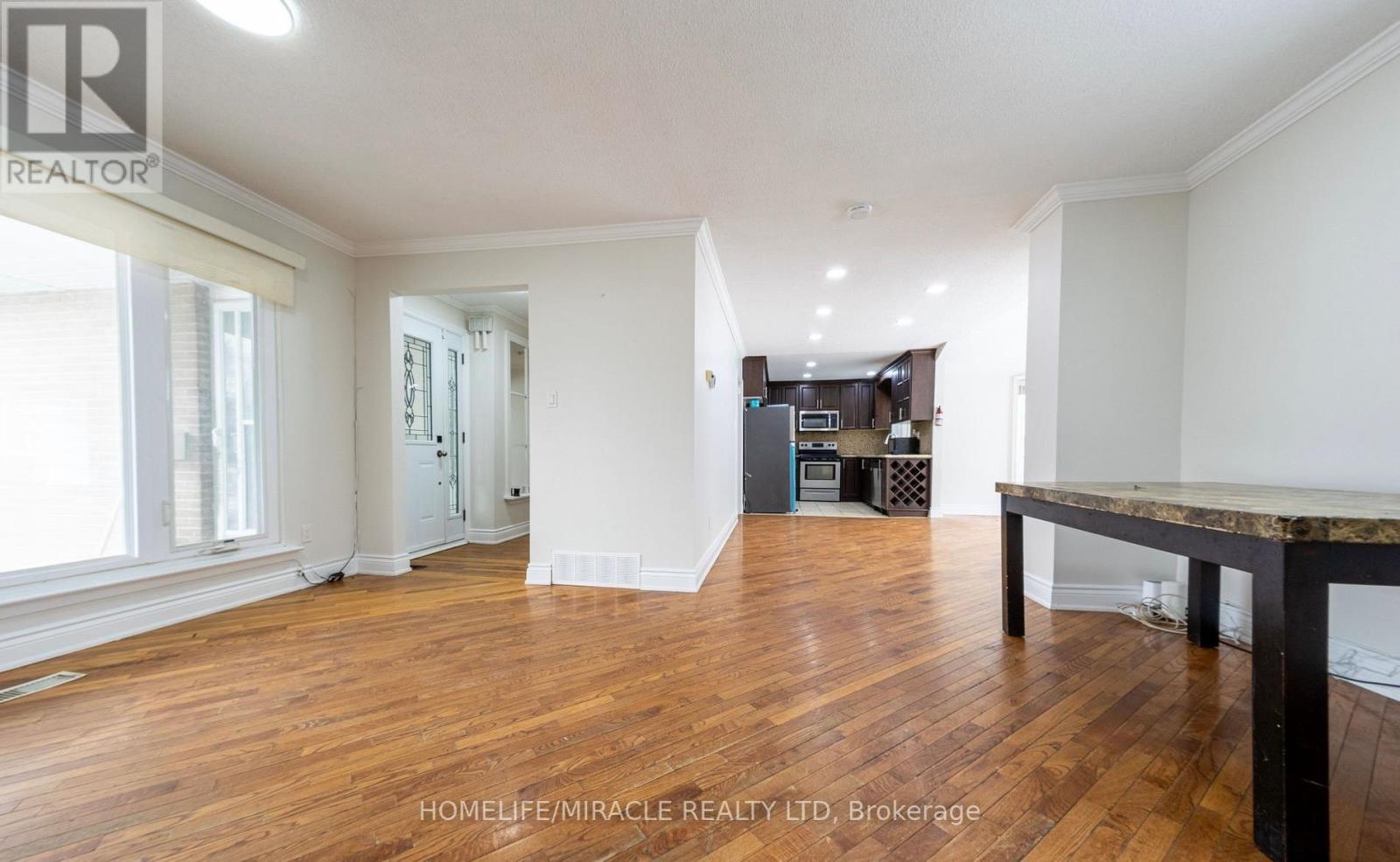 60 Centre Street, Brampton, Ontario  L6W 2X8 - Photo 6 - W13700592