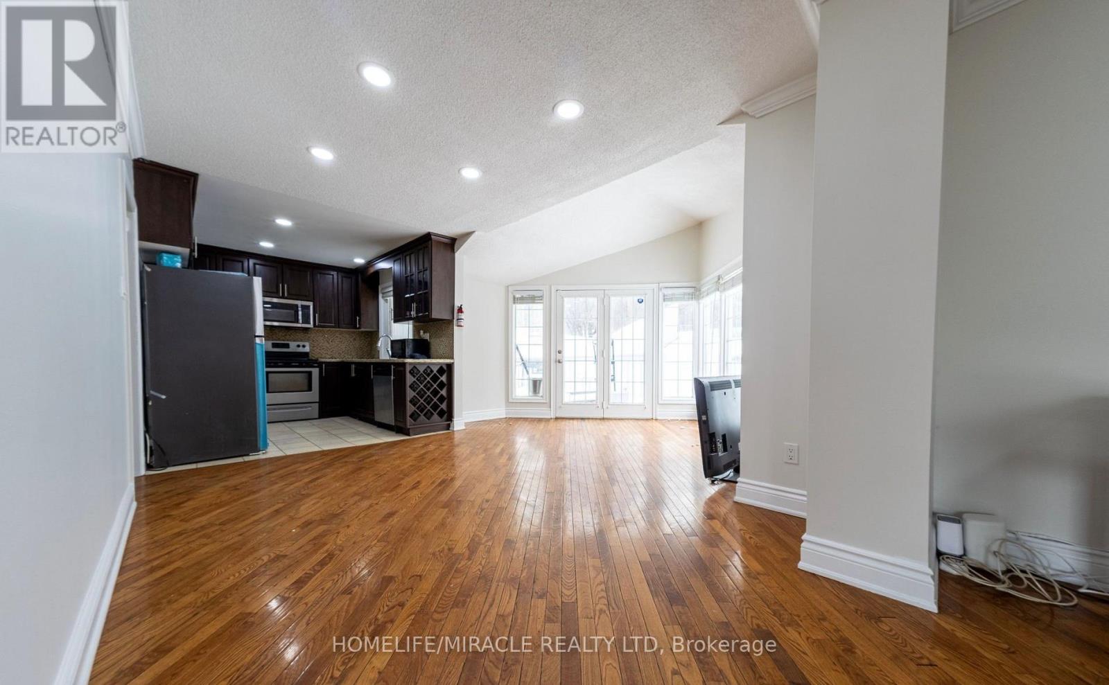 60 Centre Street, Brampton, Ontario  L6W 2X8 - Photo 7 - W13700592