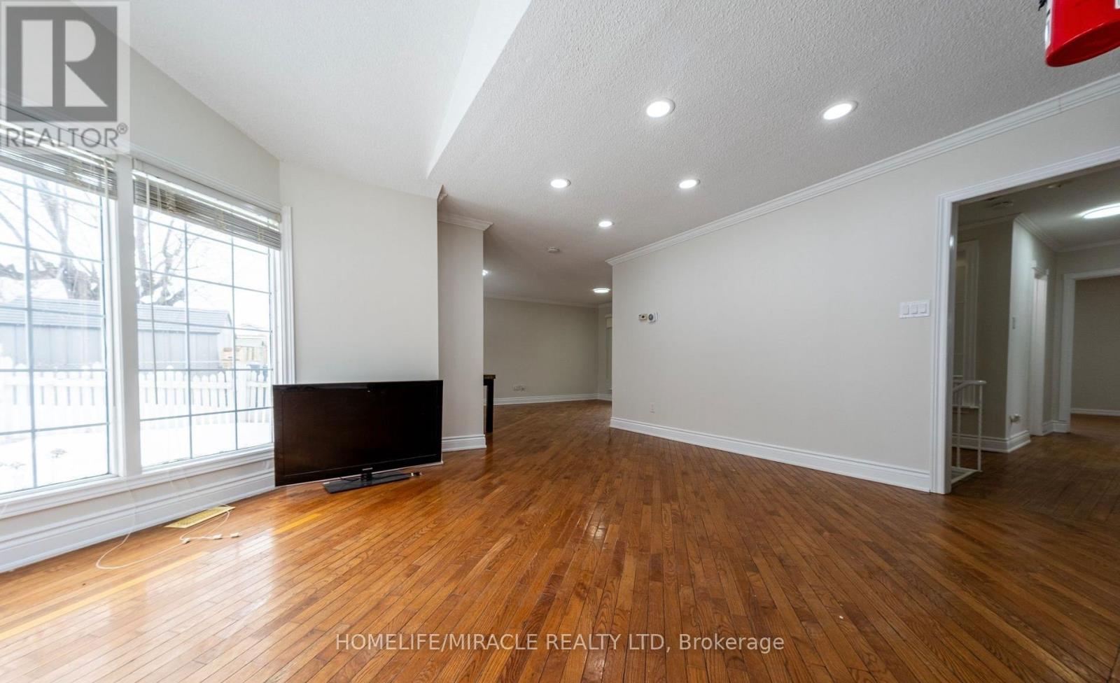 60 Centre Street, Brampton, Ontario  L6W 2X8 - Photo 8 - W13700592